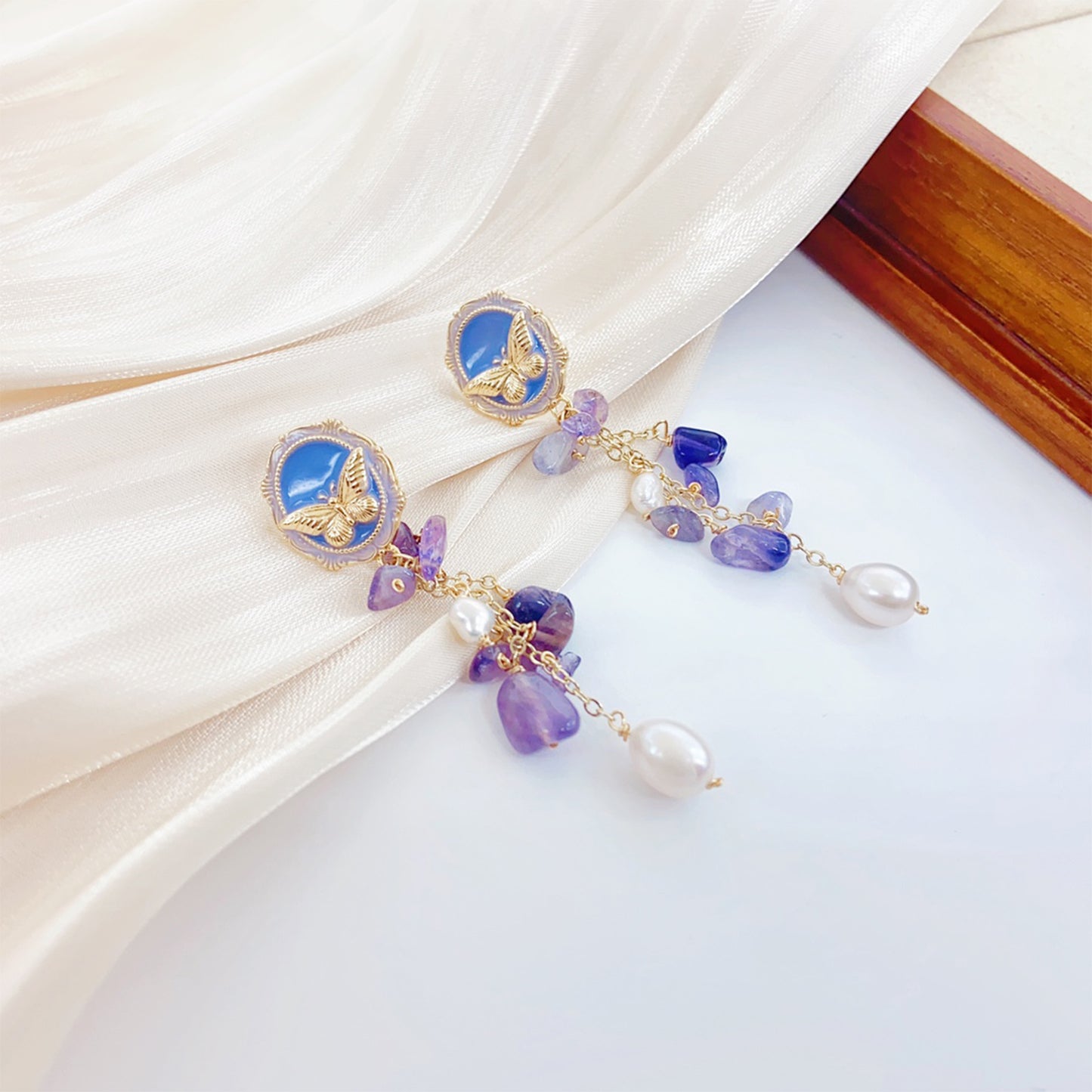 Amethyst Perlenohrringe im Schmetterlingsdesign – 14K Vergoldet, Feine Kristalle & Süßwasserperlen, Eleganter Schmuck für Bälle und Anlässe