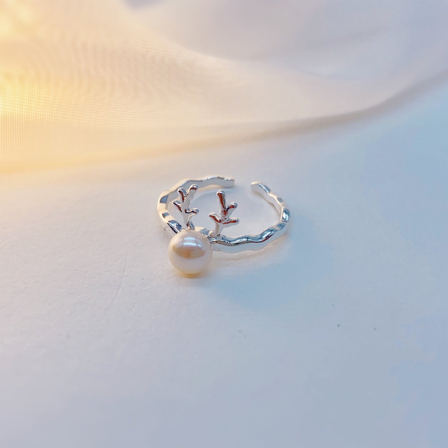 Schneemobil Rentier Perlenring – Verstellbarer Offener Ring, Silberbeschichtung & Weiße Süßwasserperle, Eleganter Damenring