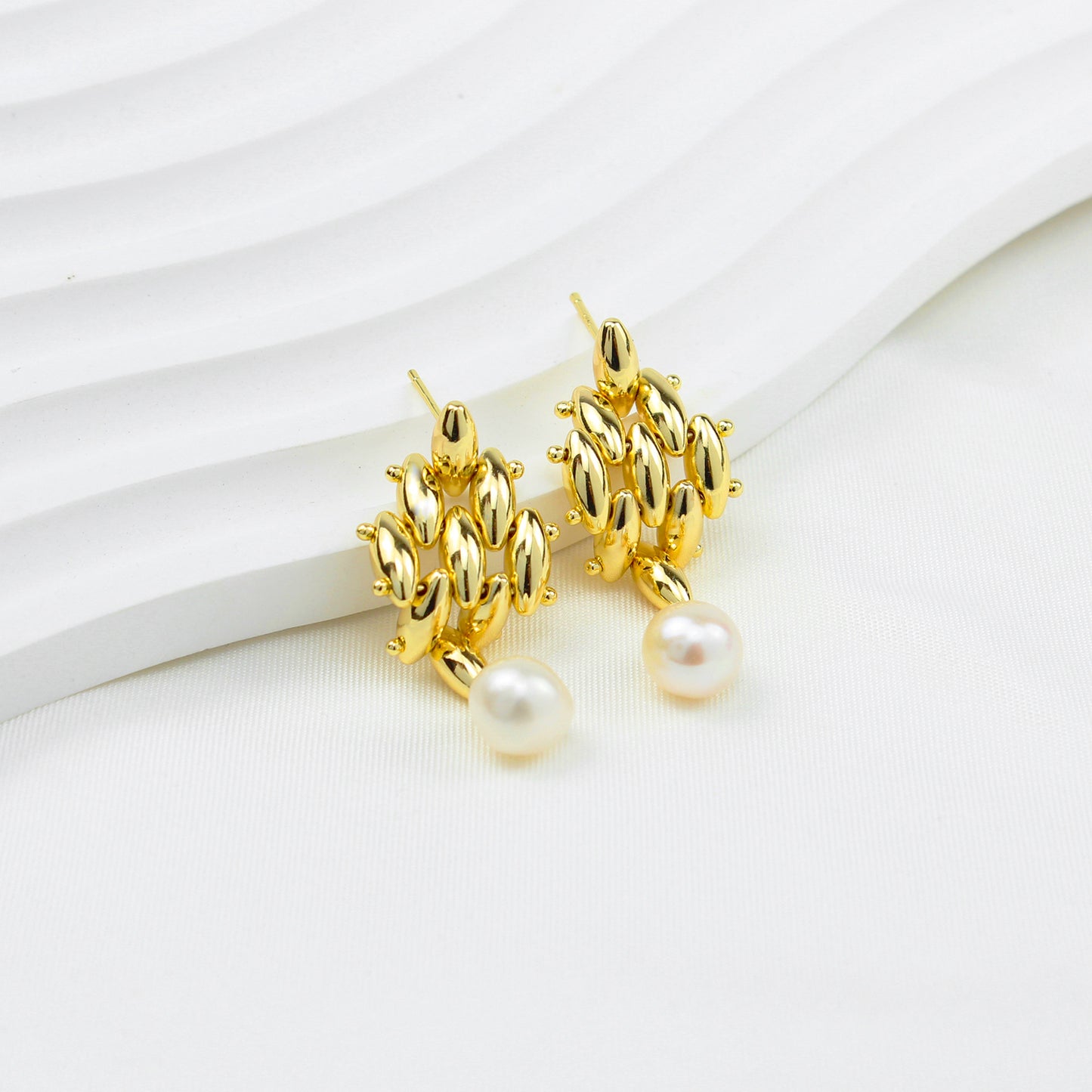 Elegante bewegliche Ohrringe mit Süßwasserperle – 14K vergoldete goldene Tropfen, 925 Silberstecker, Statement Ohrschmuck für Feste & Partys