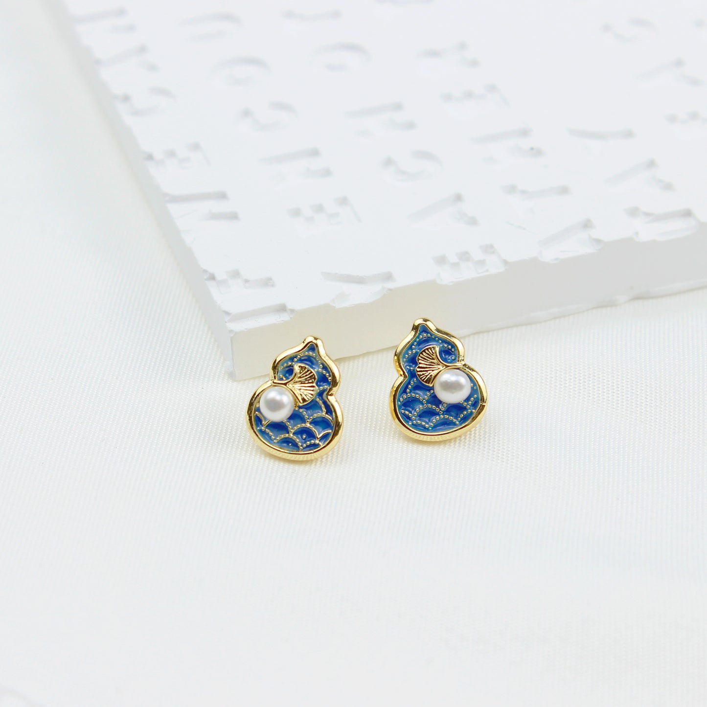 Chinesische Ohrstecker Damen – Ginkgo & Kalebasse Design mit Süßwasserperle, 925 Silber & 14K Vergoldet, Blaue Emaille, Elegante Geschenkbox