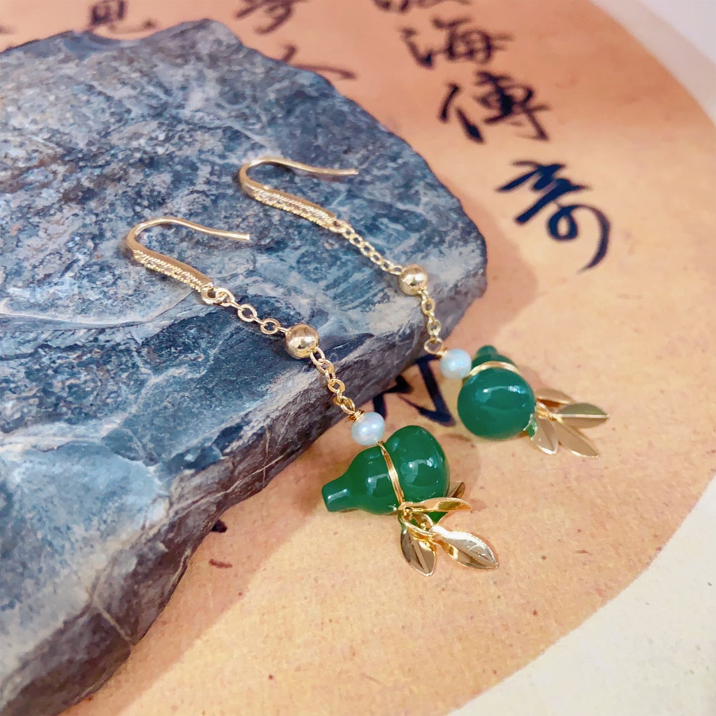 Chinesische Agate Kürbis Ohrringe – Grüner Achat, Süßwasserperle & 14K Vergoldung, 925 Silberstift, Glückssymbol für Damen