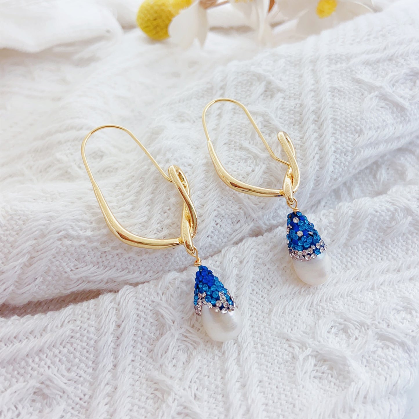 Fischhaken-Perlenohrringe – 14K Vergoldet, Blaue Süßwasserperle & 925 Silberstift, Künstlerisches Design für Damen