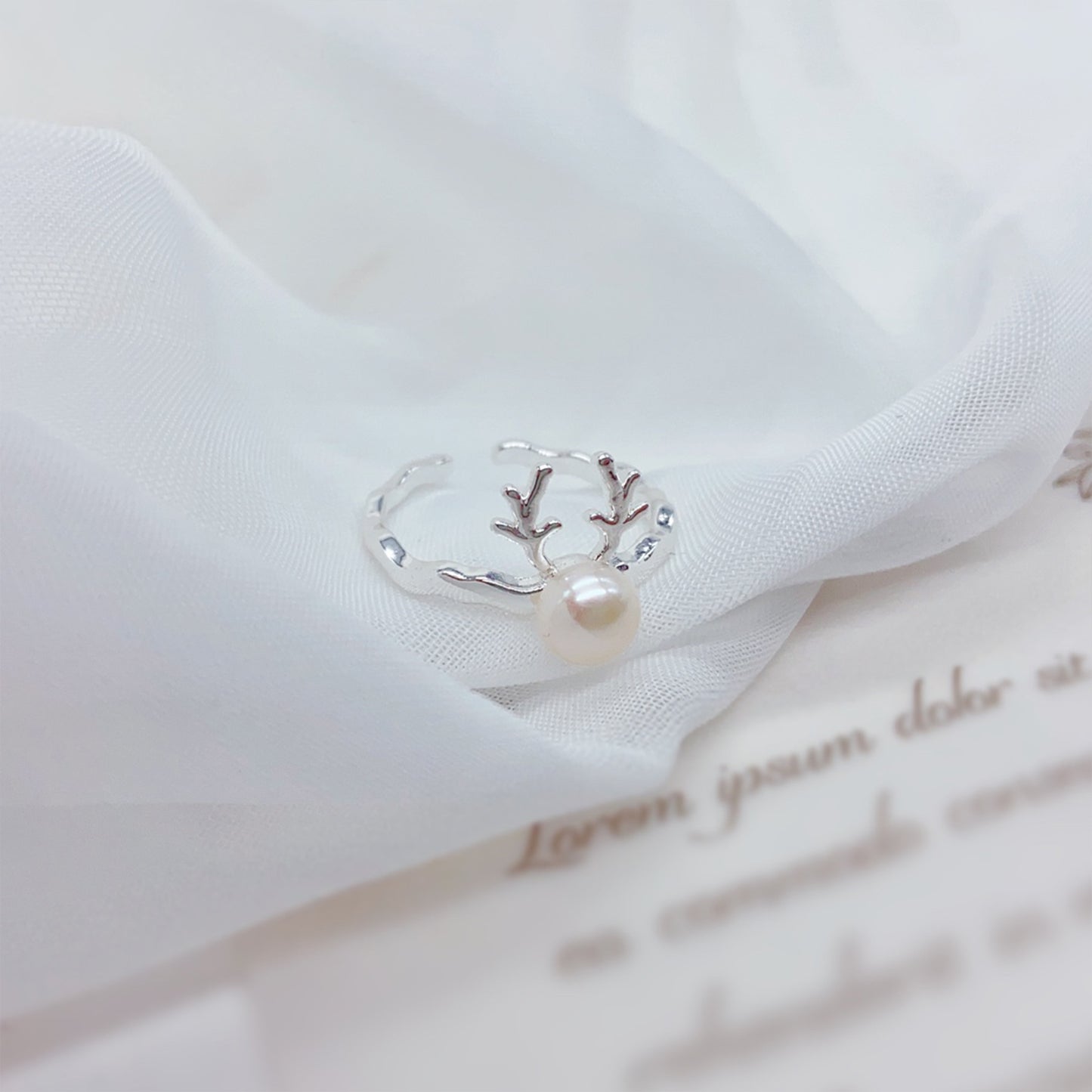 Schneemobil Rentier Perlenring – Verstellbarer Offener Ring, Silberbeschichtung & Weiße Süßwasserperle, Eleganter Damenring