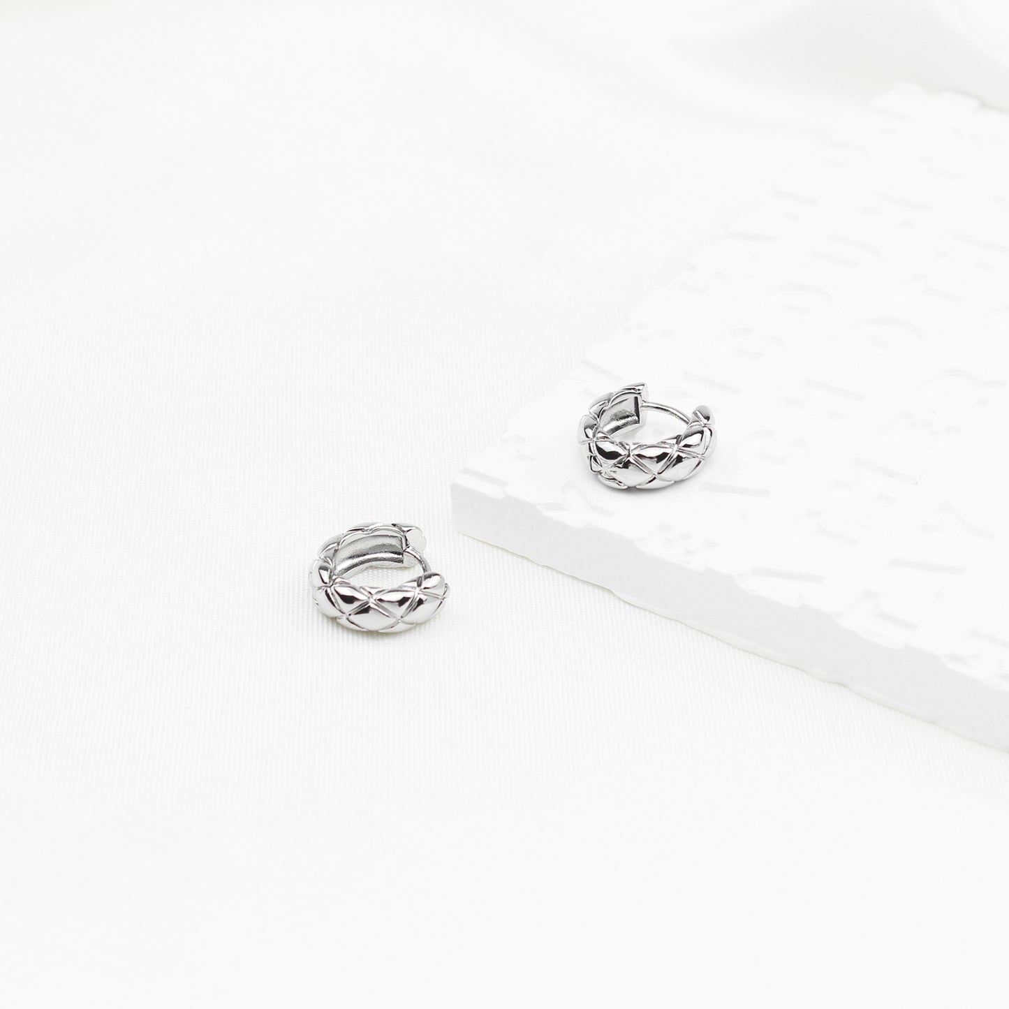 Small Silver Rhombus Hoop Earrings – 1.4 cm Geometric Design for Women, Ideal for Everyday & Special Occasions