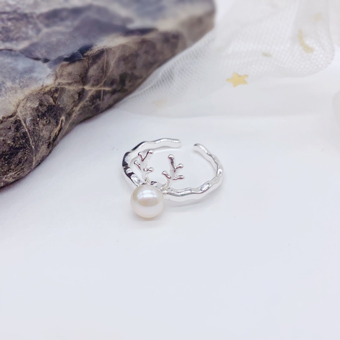 Schneemobil Rentier Perlenring – Verstellbarer Offener Ring, Silberbeschichtung & Weiße Süßwasserperle, Eleganter Damenring