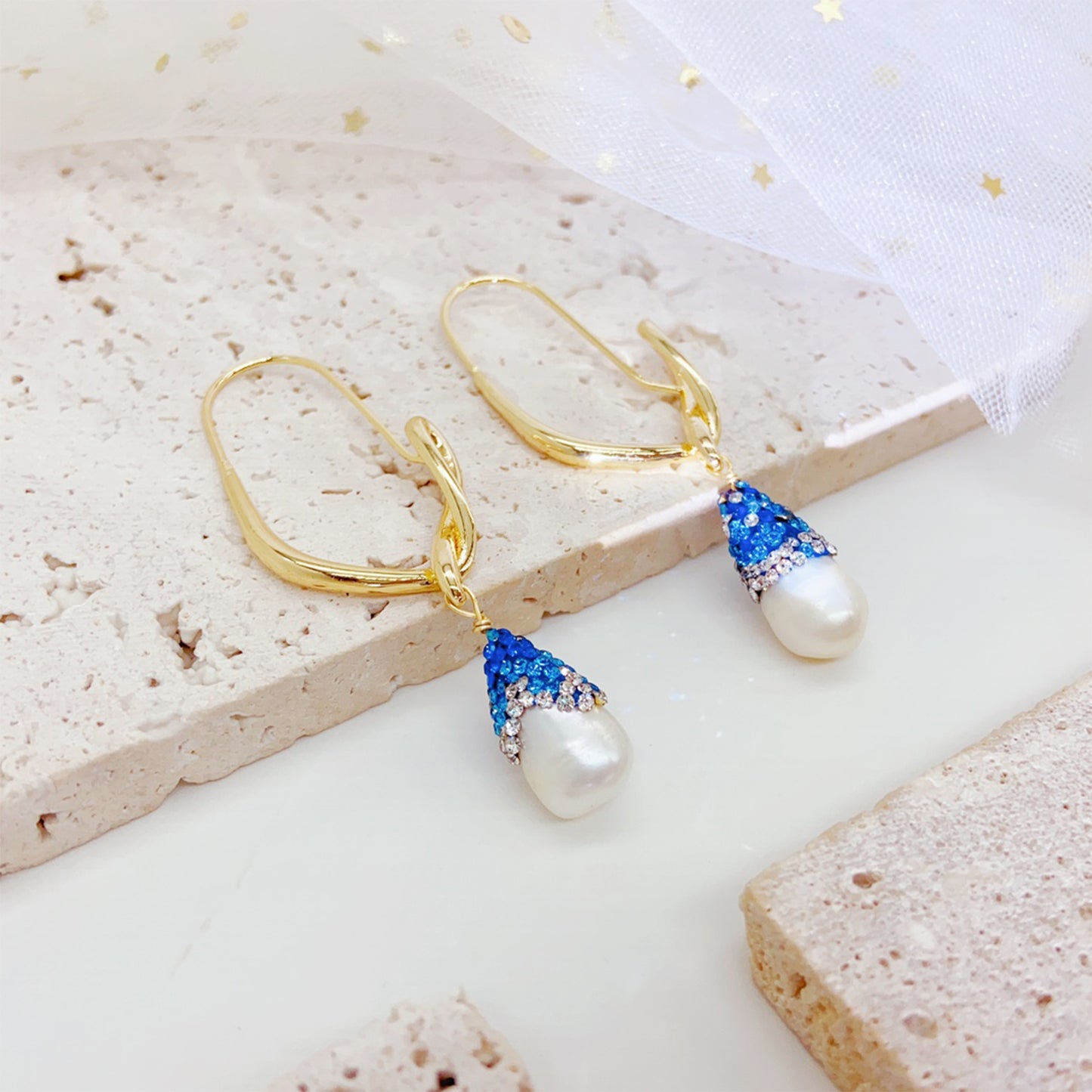 Fischhaken-Perlenohrringe – 14K Vergoldet, Blaue Süßwasserperle & 925 Silberstift, Künstlerisches Design für Damen