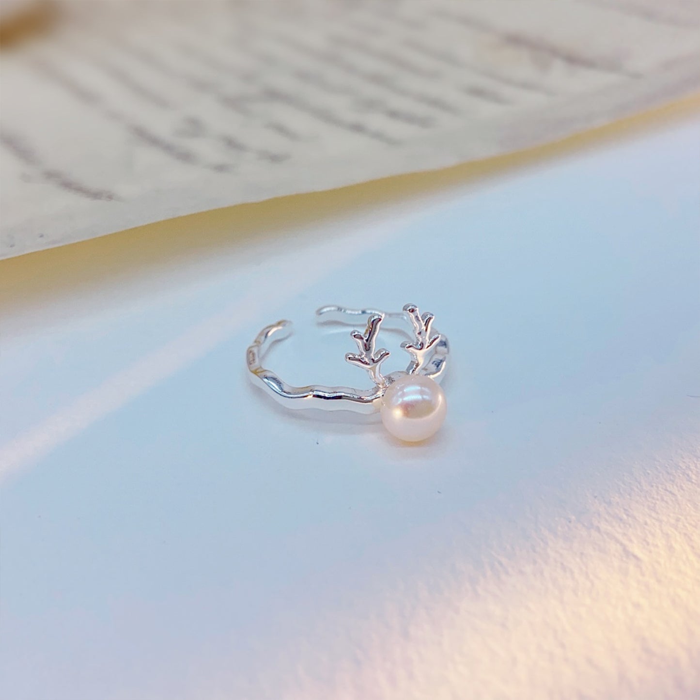 Schneemobil Rentier Perlenring – Verstellbarer Offener Ring, Silberbeschichtung & Weiße Süßwasserperle, Eleganter Damenring
