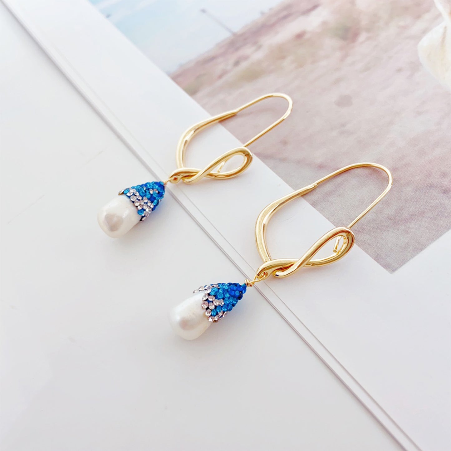 Fischhaken-Perlenohrringe – 14K Vergoldet, Blaue Süßwasserperle & 925 Silberstift, Künstlerisches Design für Damen