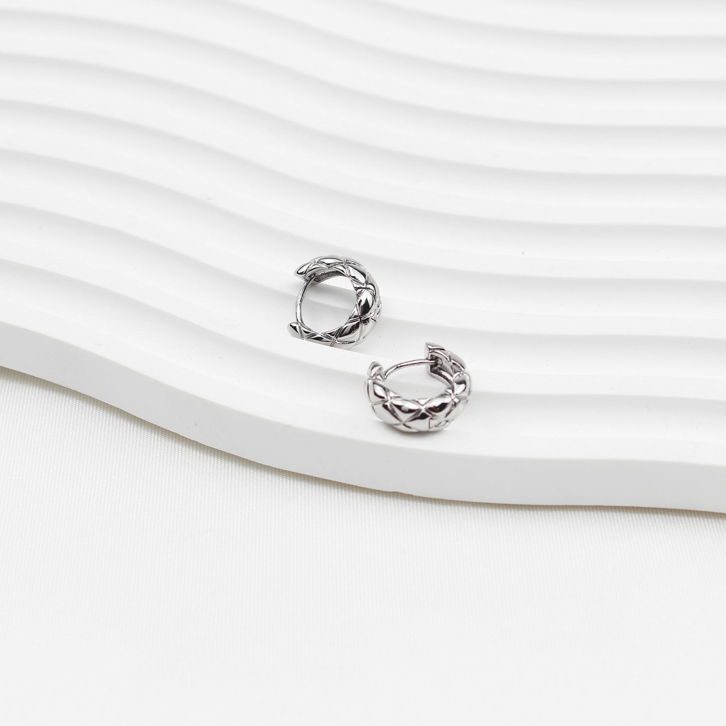 Small Silver Rhombus Hoop Earrings – 1.4 cm Geometric Design for Women, Ideal for Everyday & Special Occasions