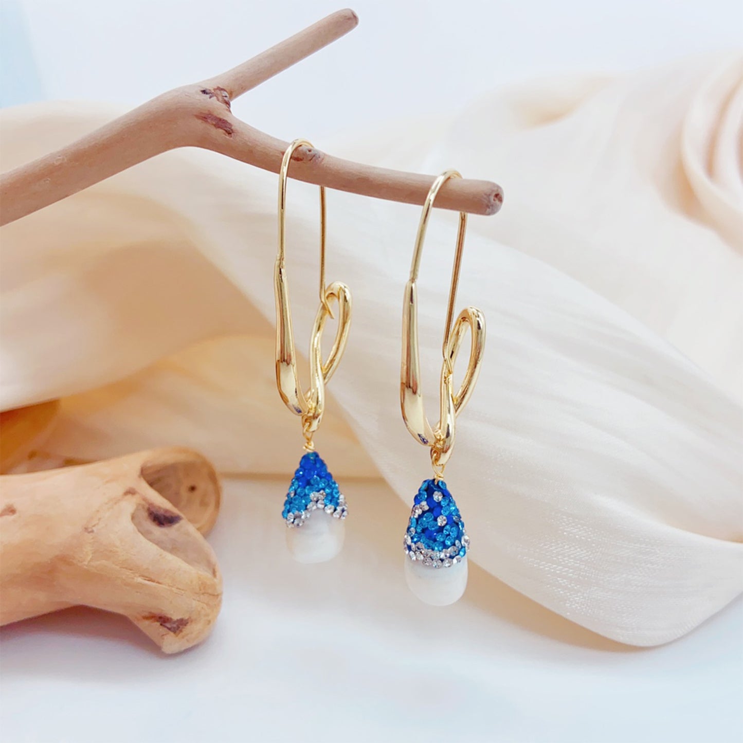 Fischhaken-Perlenohrringe – 14K Vergoldet, Blaue Süßwasserperle & 925 Silberstift, Künstlerisches Design für Damen