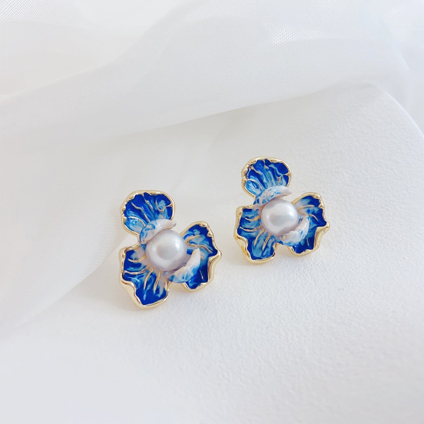 Elegante blaue Blütenblatt-Ohrringe mit Perle – 14K vergoldete Emaille Ohrstecker mit 925 Silberstift für Damen