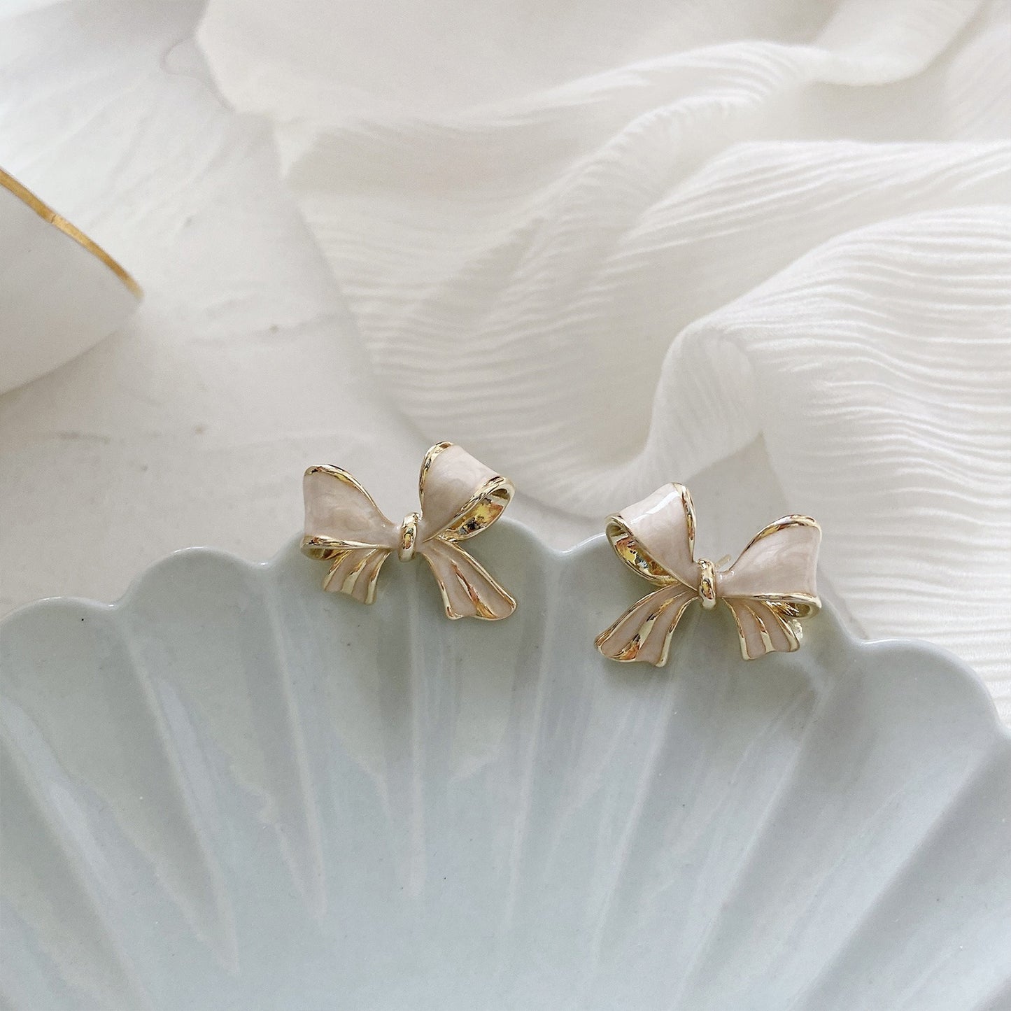 Vintage Bow Earrings in Cream White β 14K Gold Plating & Enamel, Elegant Jewelry for Women, Ideal for Lolita & Princess Look, Party & Everyday