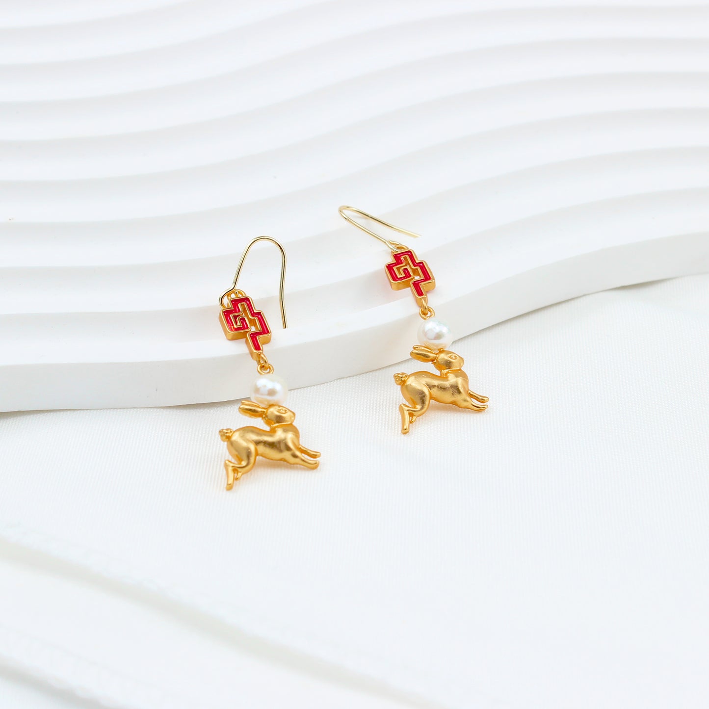 Chinesische Wolkenmuster & Sprunghase Ohrringe – 14K Vergoldet, 925 Silberstift, Perlen, Glück & Vitalität Schmuck für Damen