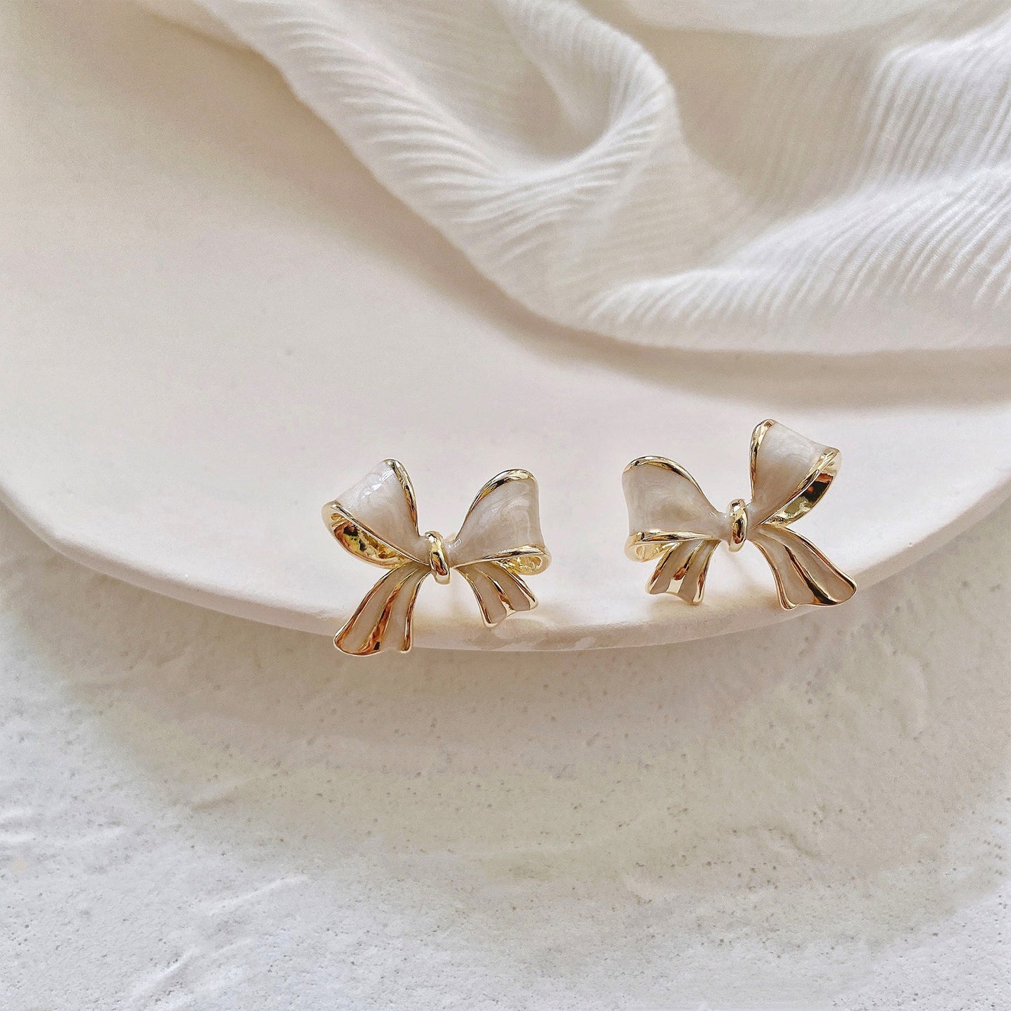 Vintage Bow Earrings in Cream White β 14K Gold Plating & Enamel, Elegant Jewelry for Women, Ideal for Lolita & Princess Look, Party & Everyday