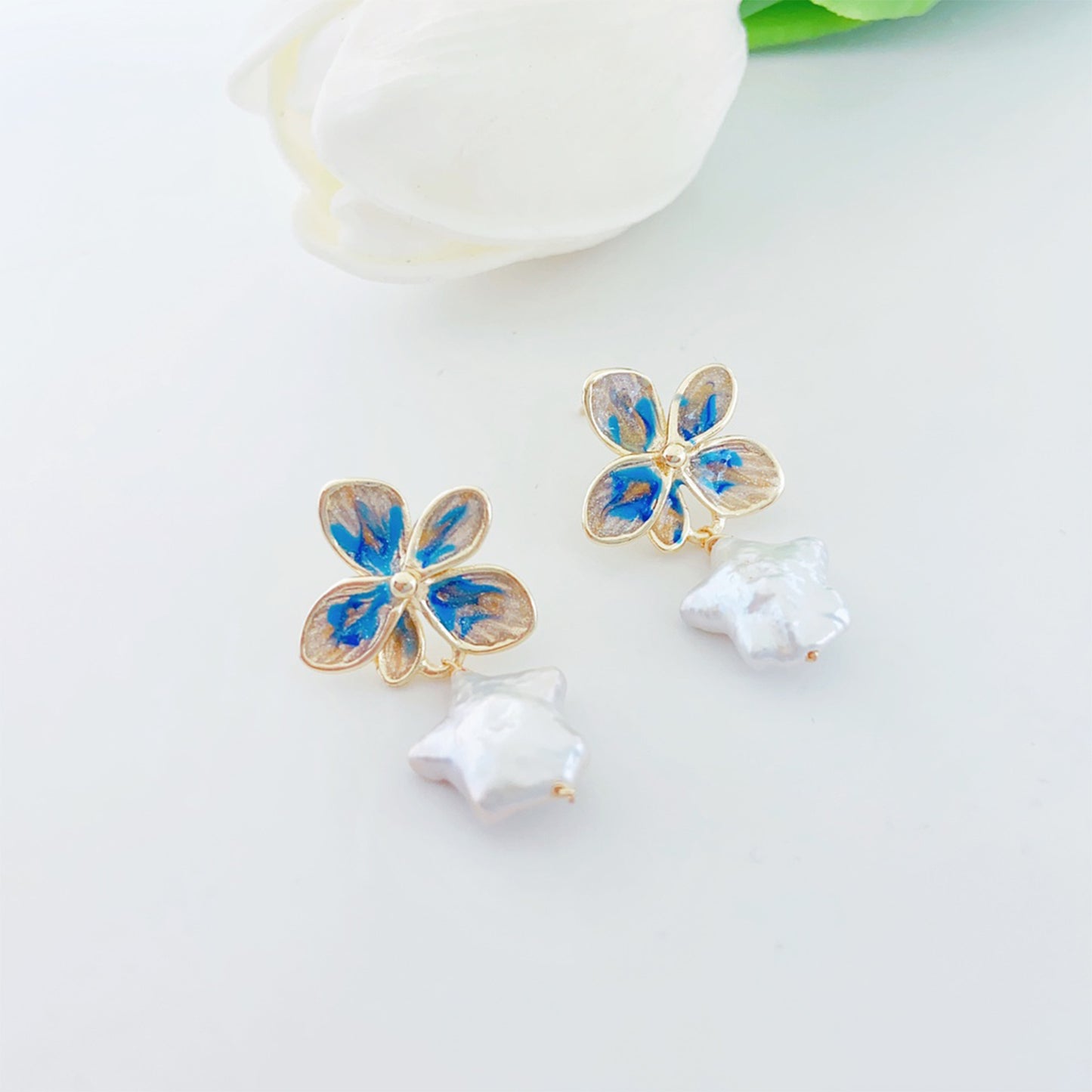 Blauer Blumenstern Perlen Ohrstecker – 14K vergoldet, Emaille & Süßwasserperle mit 925 Silberstift, eleganter hypoallergener Ohrschmuck für Damen