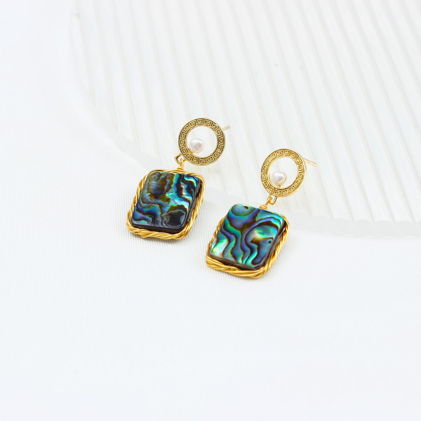 Elegante Abalone-Ohrringe mit Süßwasserperle & chinesischem Muster – 14K vergoldet, goldene Umrandung, mystischer Look für Damen