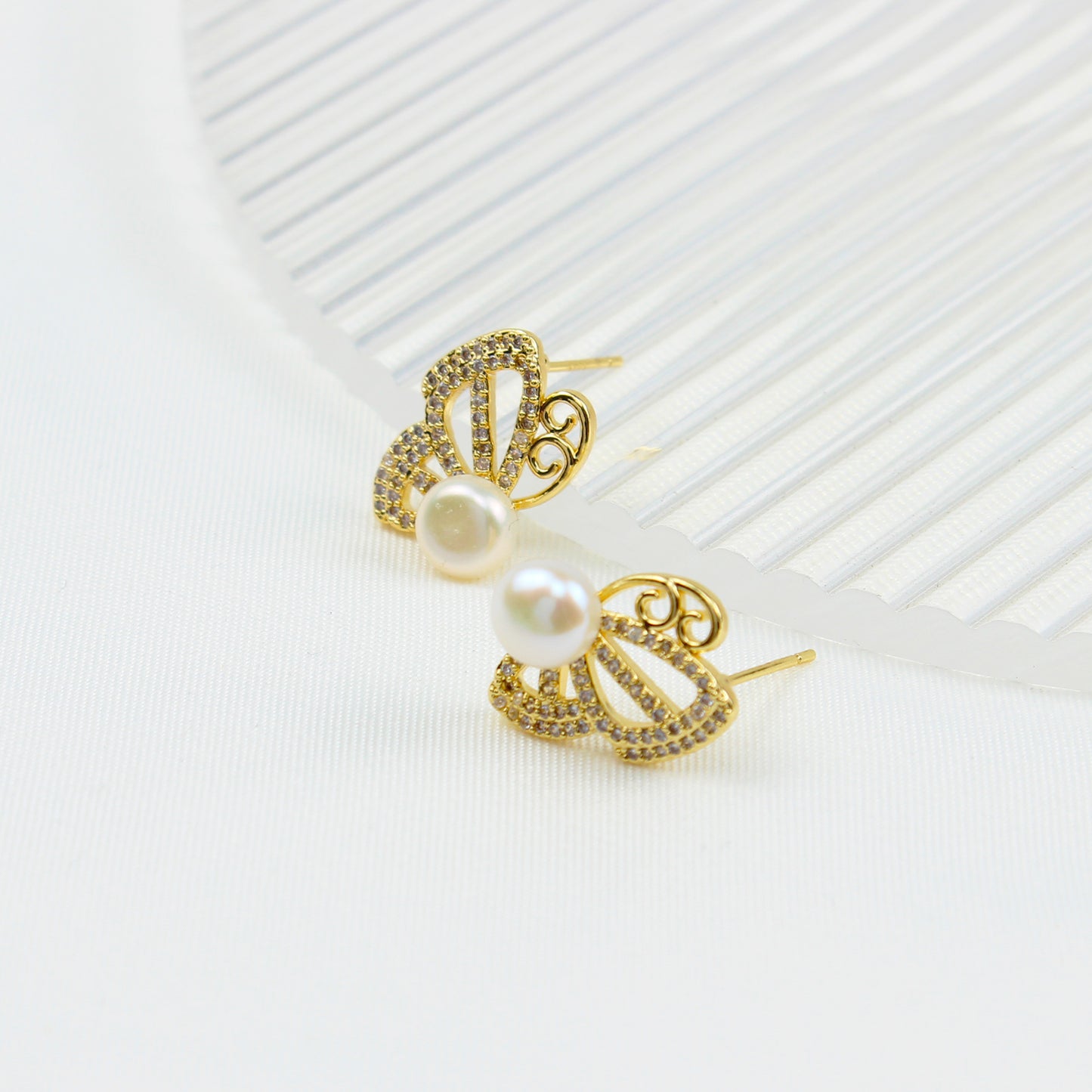 Sternenflügel Perlenohrringe – Schmetterlingsform mit Zirkonia & Süßwasserperle, 14K vergoldete Kupferlegierung, eleganter Schmuck im Sternenhimmel-Design für Frauen