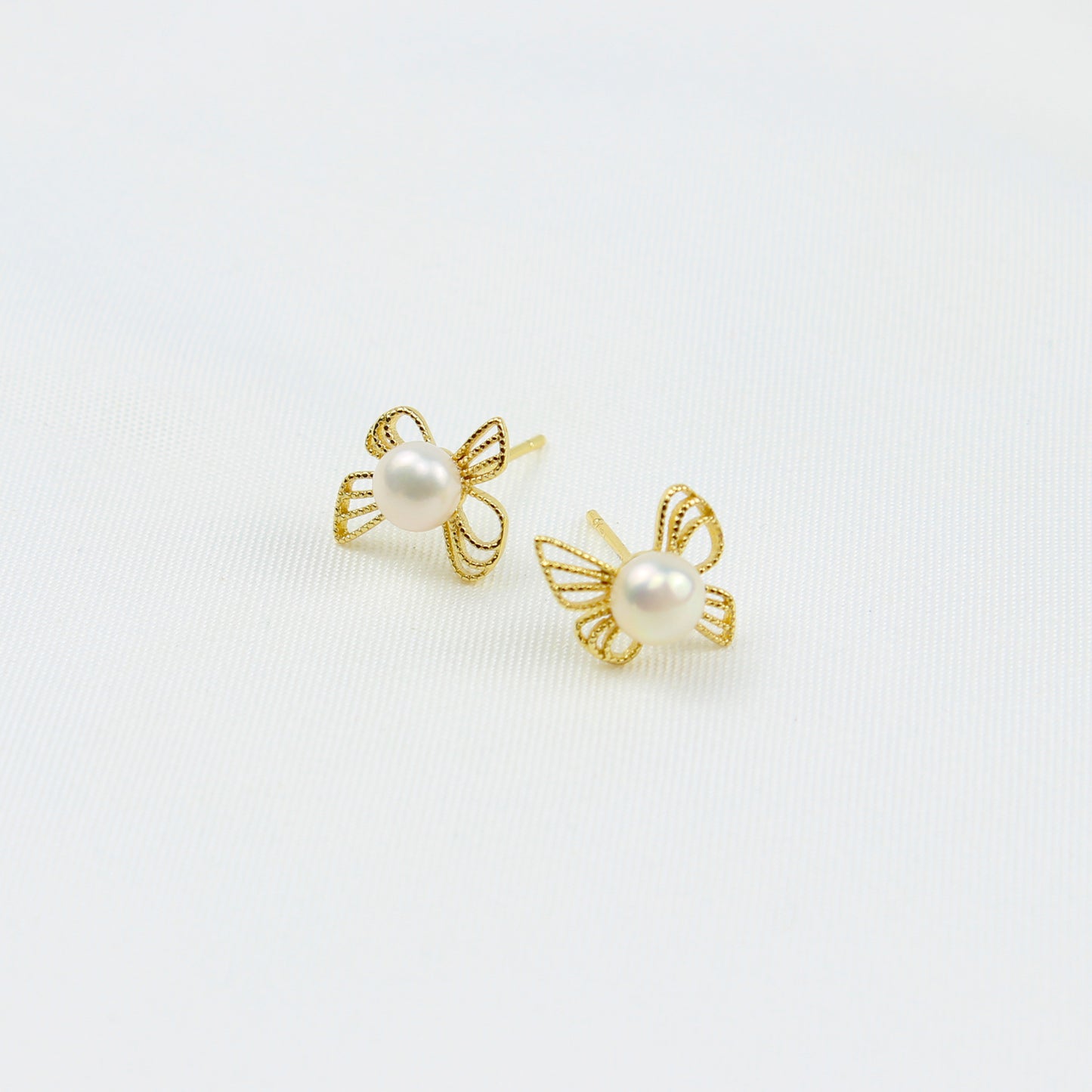 Schmetterlingstanz Perlenohrringe – Goldene Leichtigkeit mit zarter Perle
