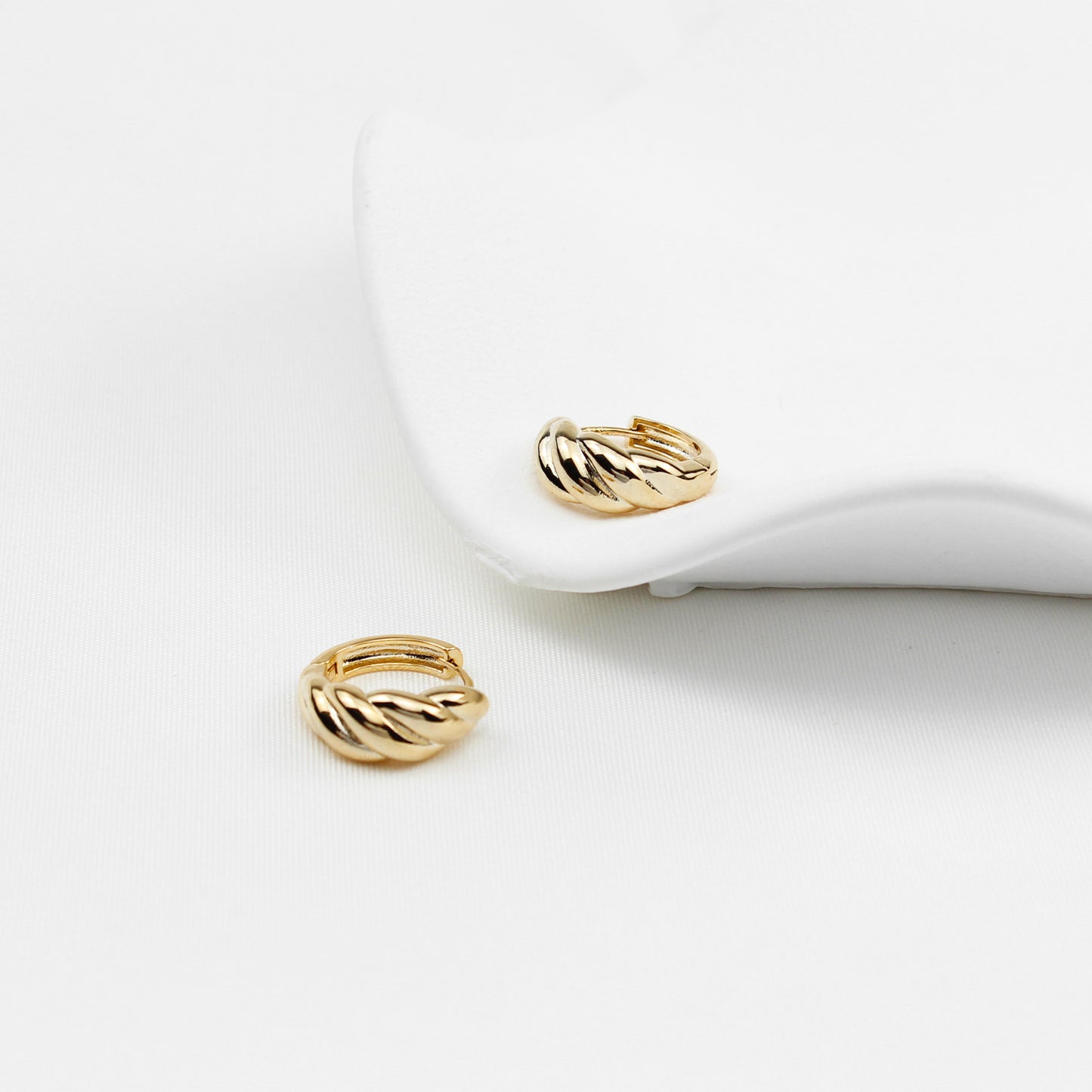 Gold Croissant-Design Stud Earrings – Large 1.8 cm, 925 Silver Stems, Simple & Elegant