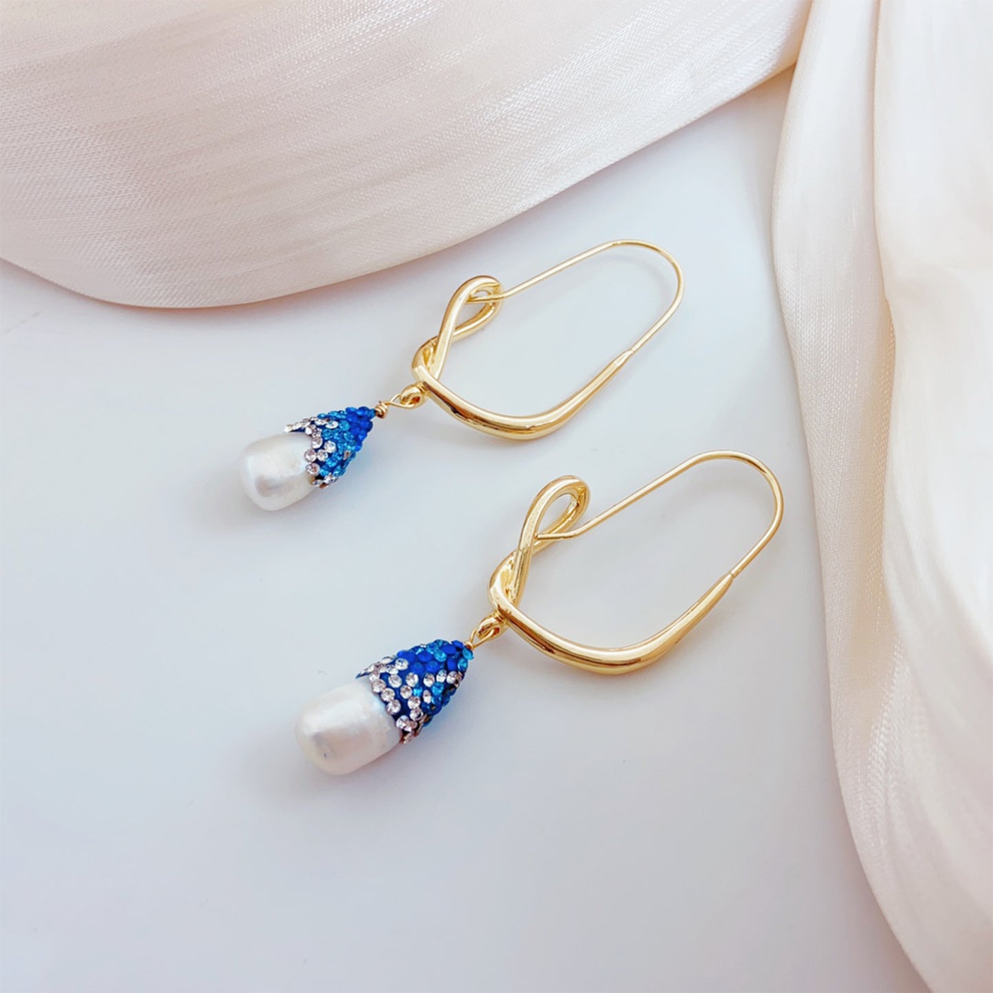 Fischhaken-Perlenohrringe – 14K Vergoldet, Blaue Süßwasserperle & 925 Silberstift, Künstlerisches Design für Damen