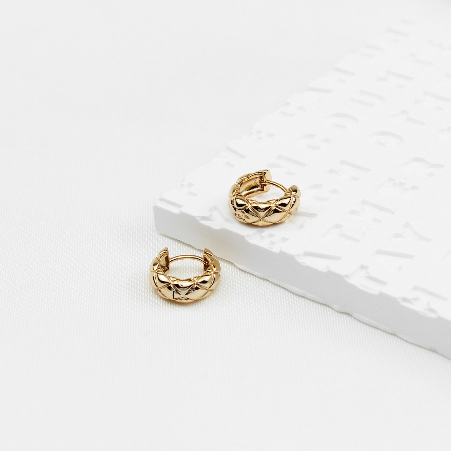 Small Gold Rhombus Hoop Earrings – 1.4 cm Geometric Design for Women, Ideal for Everyday & Special Occasions