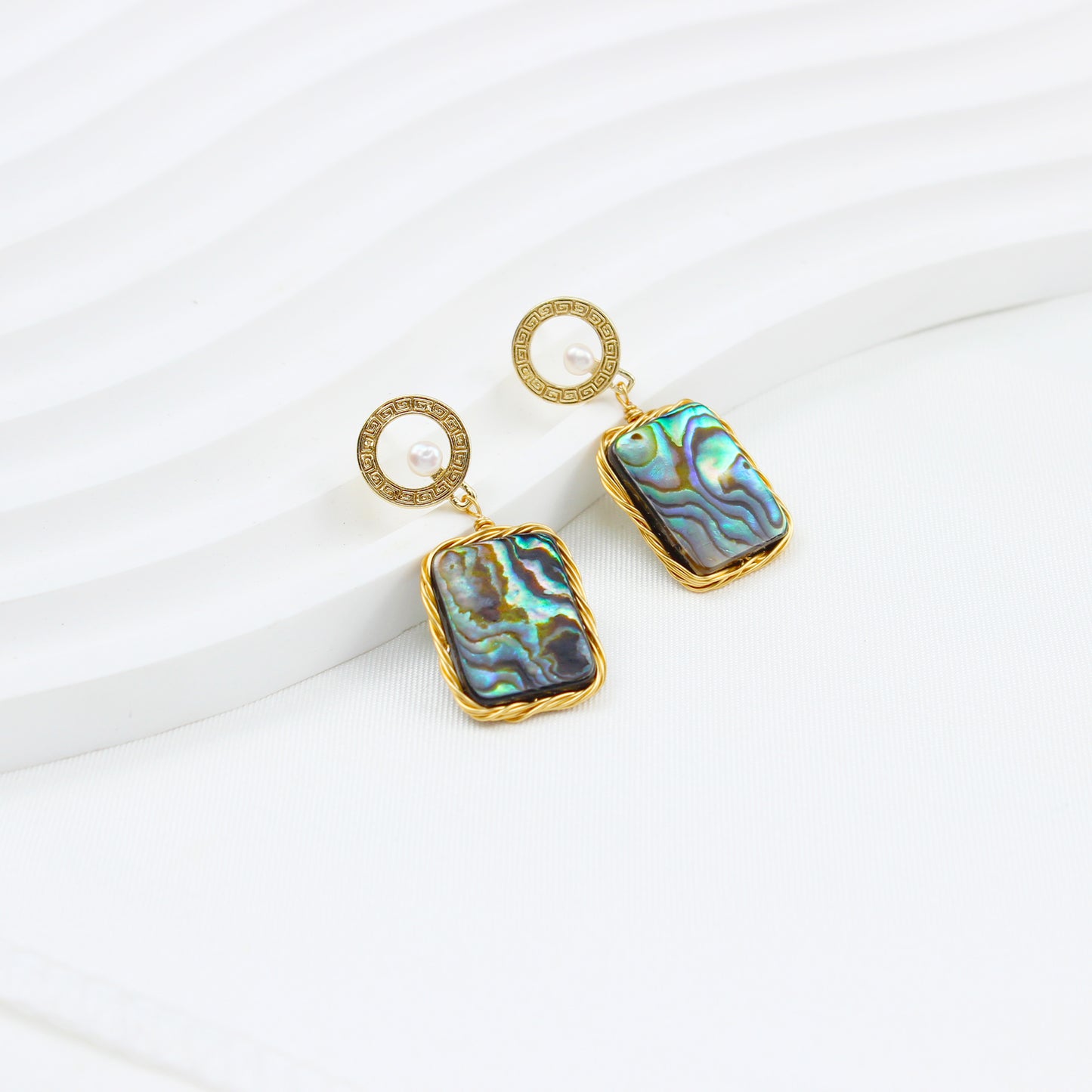 Elegante Abalone-Ohrringe mit Süßwasserperle & chinesischem Muster – 14K vergoldet, goldene Umrandung, mystischer Look für Damen