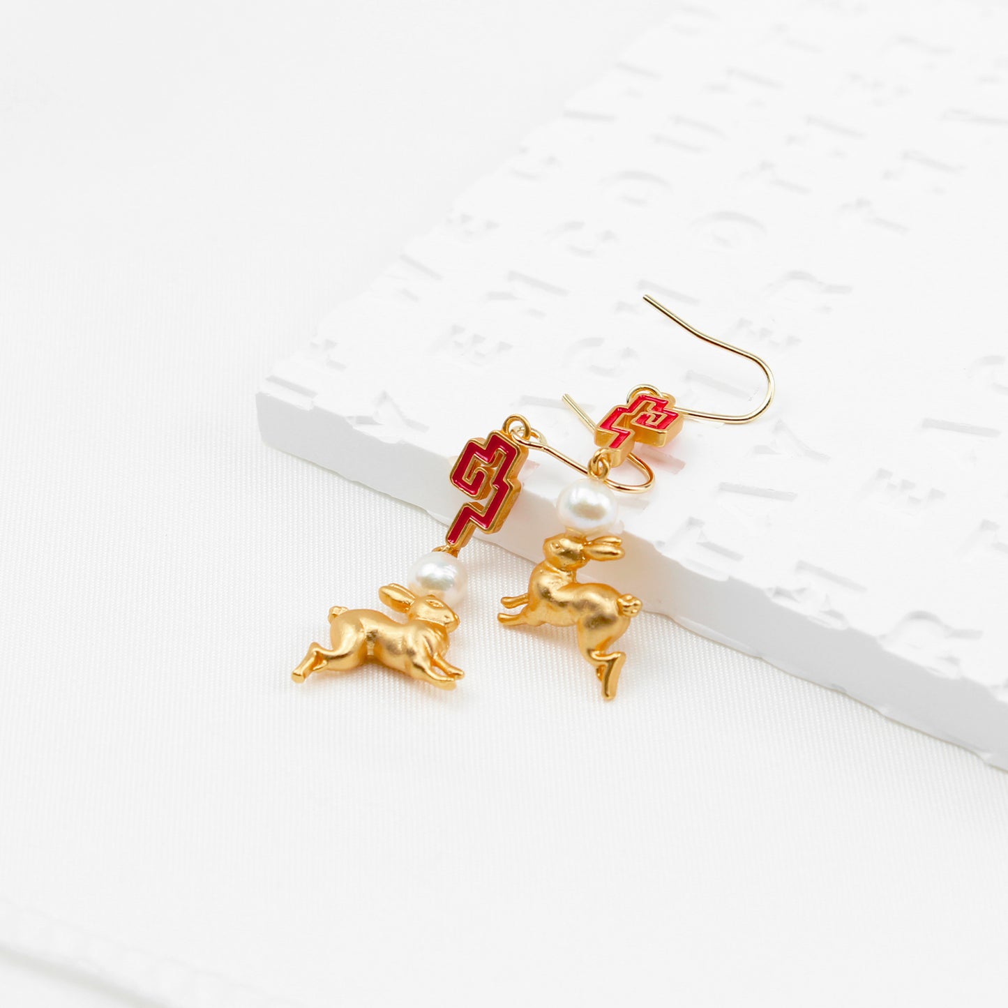 Chinesische Wolkenmuster & Sprunghase Ohrringe – 14K Vergoldet, 925 Silberstift, Perlen, Glück & Vitalität Schmuck für Damen
