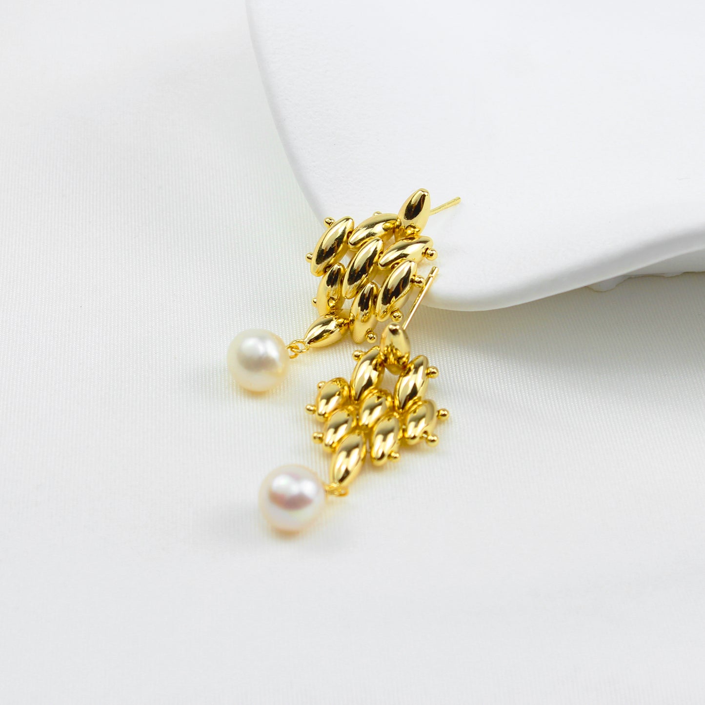 Elegante bewegliche Ohrringe mit Süßwasserperle – 14K vergoldete goldene Tropfen, 925 Silberstecker, Statement Ohrschmuck für Feste & Partys