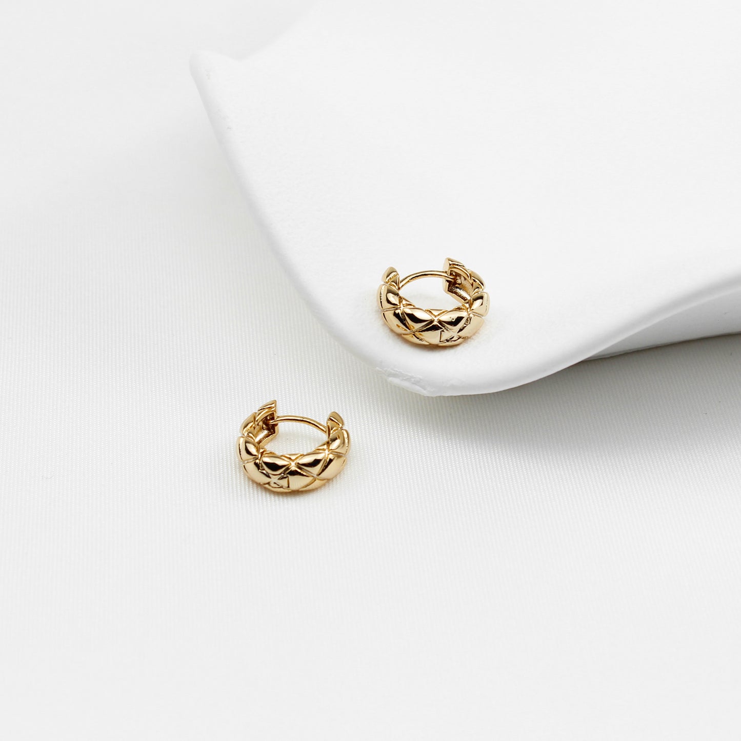 Small Gold Rhombus Hoop Earrings – 1.4 cm Geometric Design for Women, Ideal for Everyday & Special Occasions