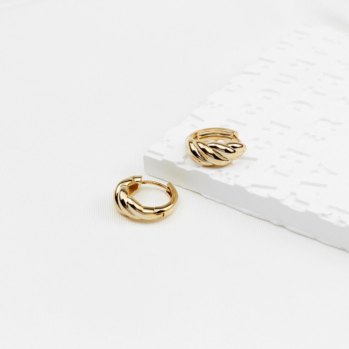 Gold Croissant-Design Stud Earrings – Large 1.8 cm, 925 Silver Stems, Simple & Elegant