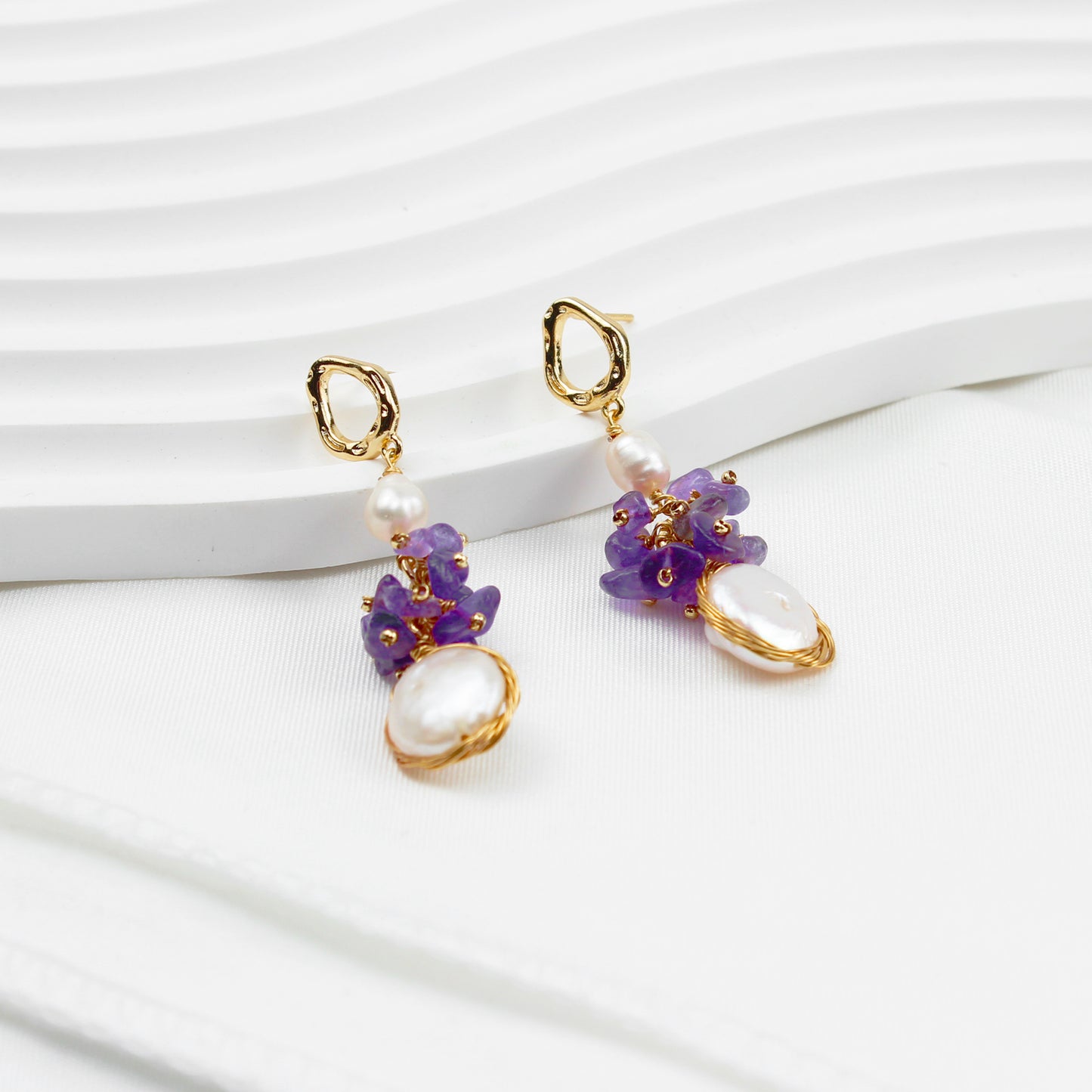 Violette Trauben-Perlenohrringe – 14K Vergoldet, Barockstil mit Süßwasserperlen & Kristallen, Eleganter Schmuck für Feste & Partys