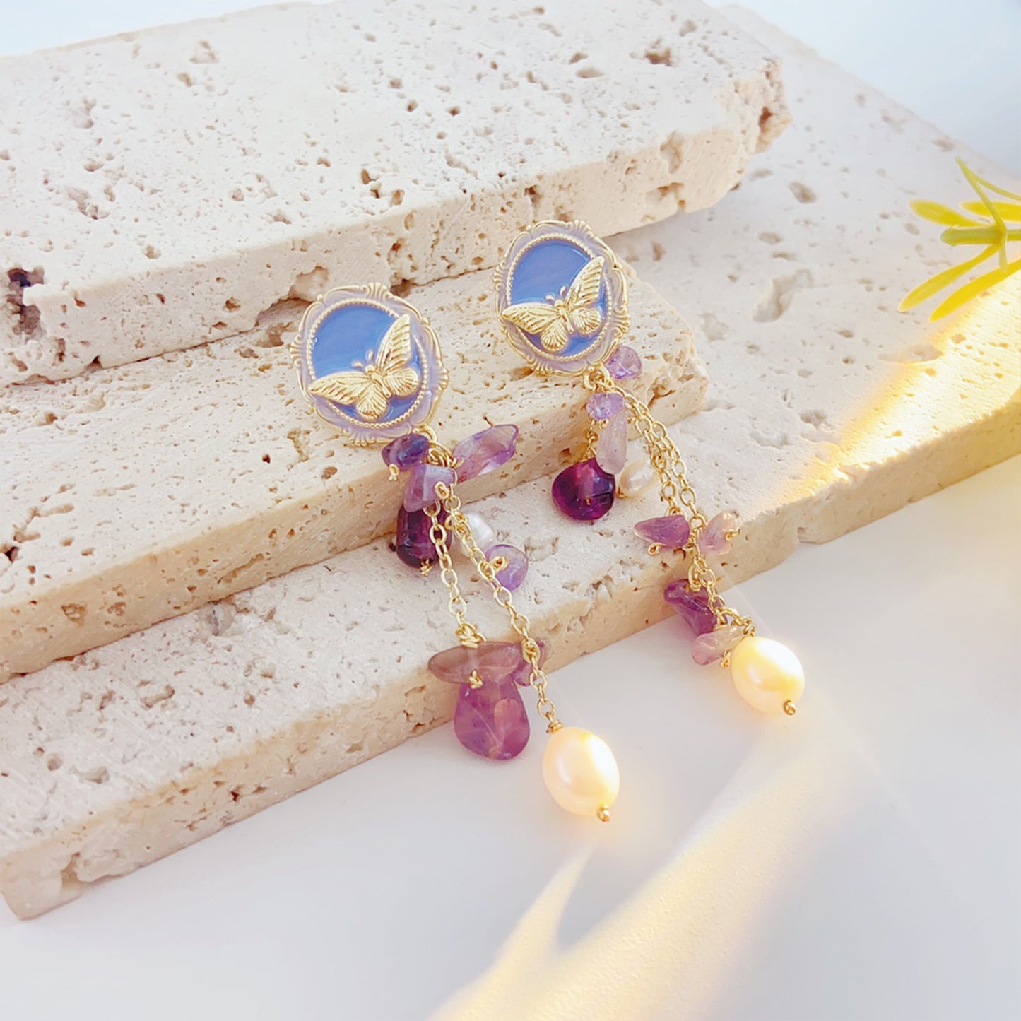 Amethyst Perlenohrringe im Schmetterlingsdesign – 14K Vergoldet, Feine Kristalle & Süßwasserperlen, Eleganter Schmuck für Bälle und Anlässe