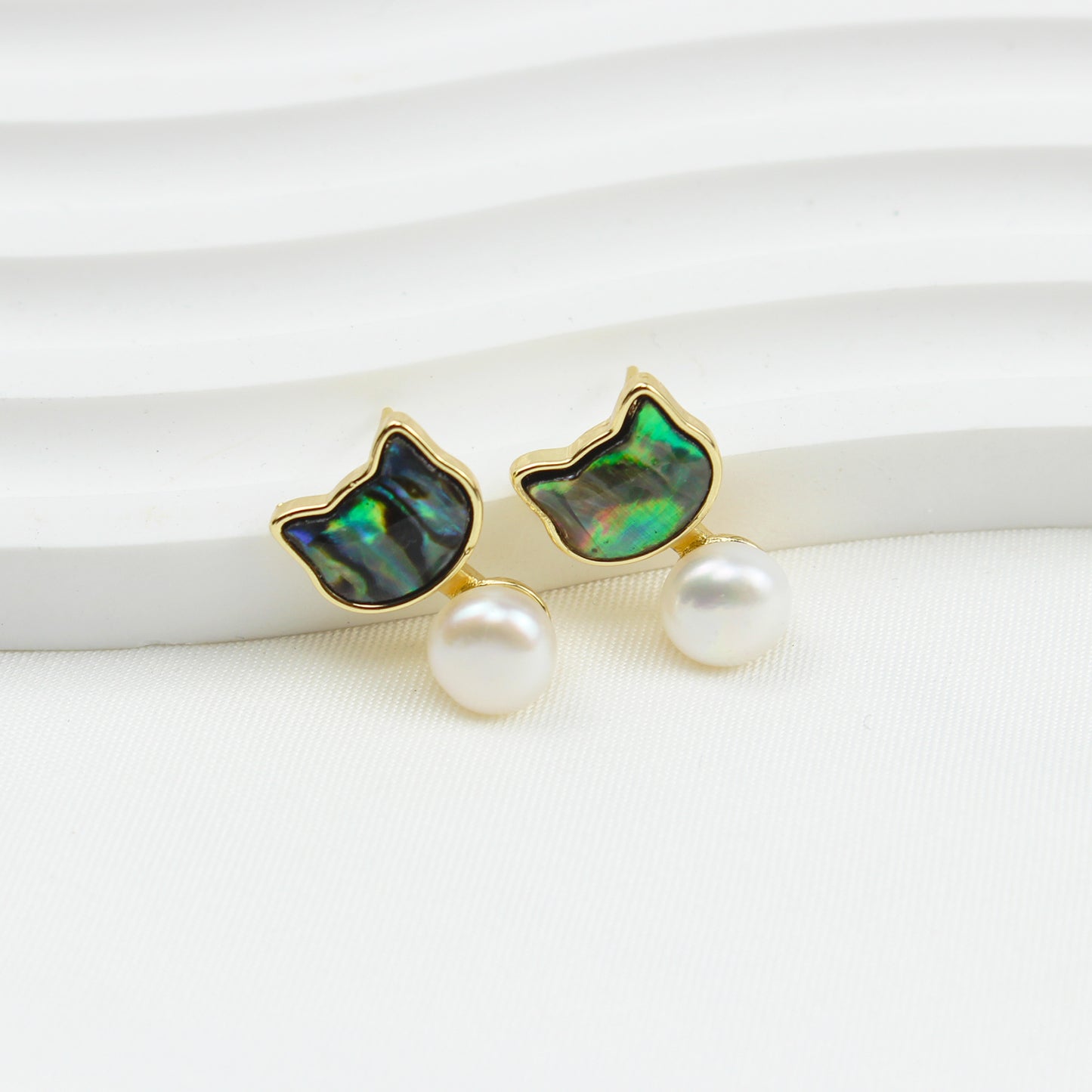 Fantasia Katze Perlen Ohrstecker – Abalone Katzenkopf mit Süßwasserperle, 14K vergoldet & 925 Silberstecker, süßes hypoallergenes Design für junge Frauen