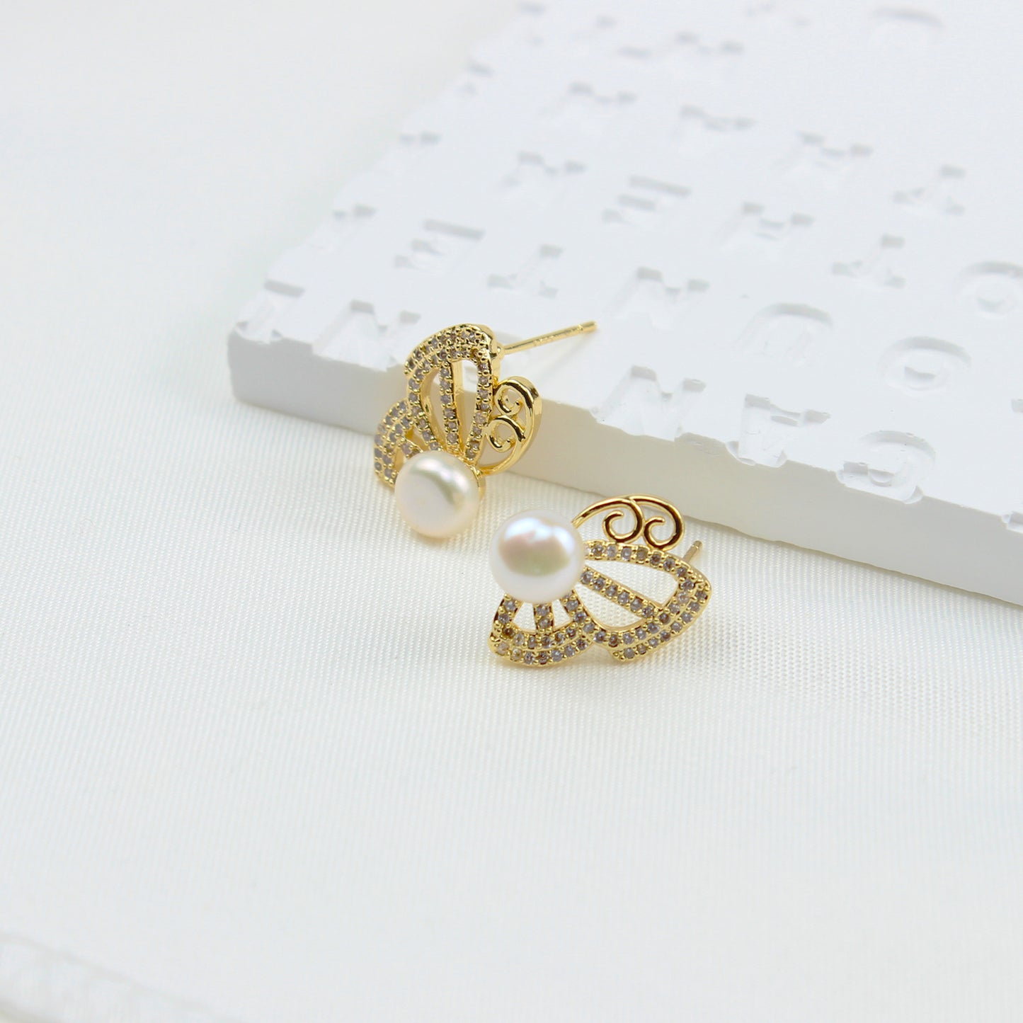 Sternenflügel Perlenohrringe – Schmetterlingsform mit Zirkonia & Süßwasserperle, 14K vergoldete Kupferlegierung, eleganter Schmuck im Sternenhimmel-Design für Frauen