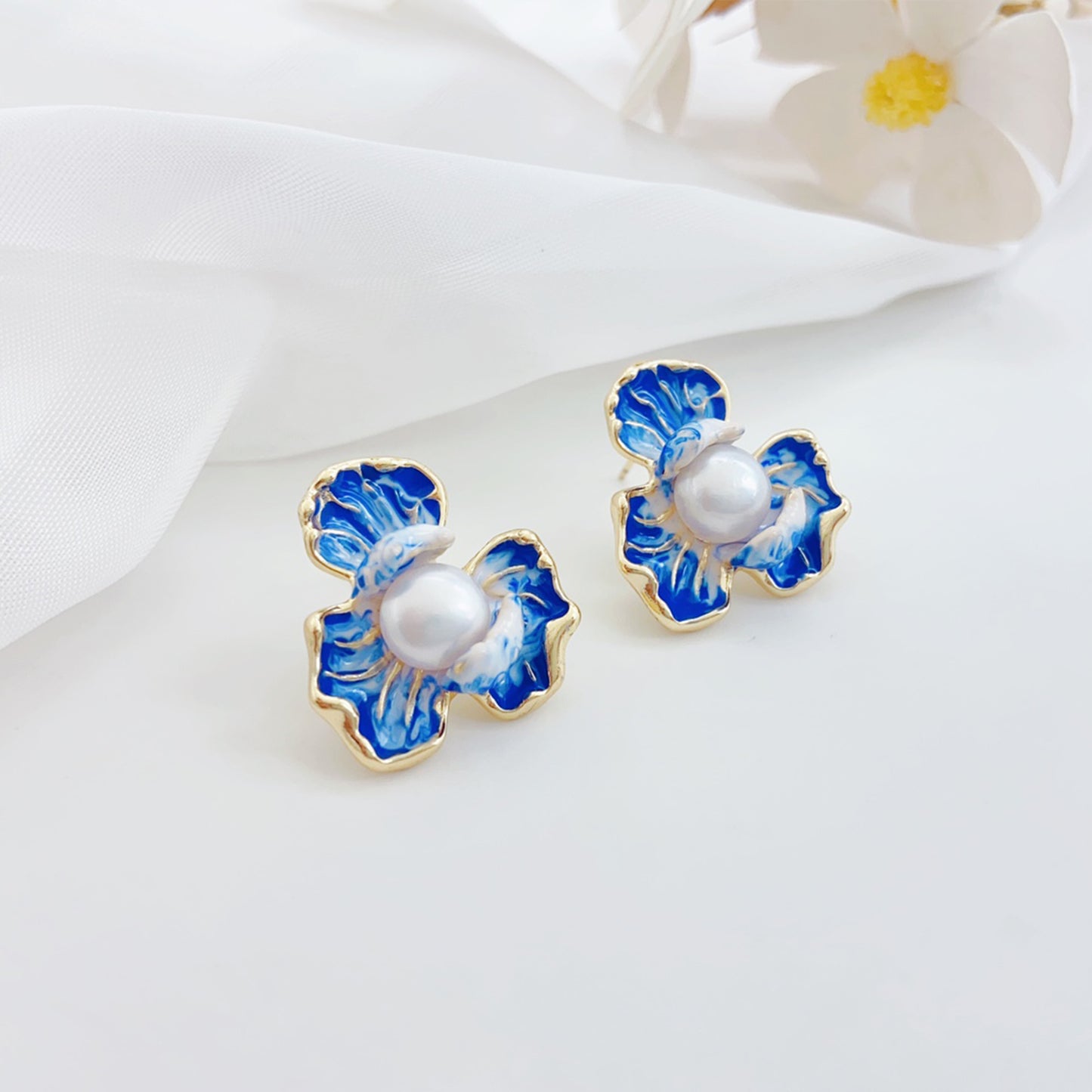 Elegante blaue Blütenblatt-Ohrringe mit Perle – 14K vergoldete Emaille Ohrstecker mit 925 Silberstift für Damen