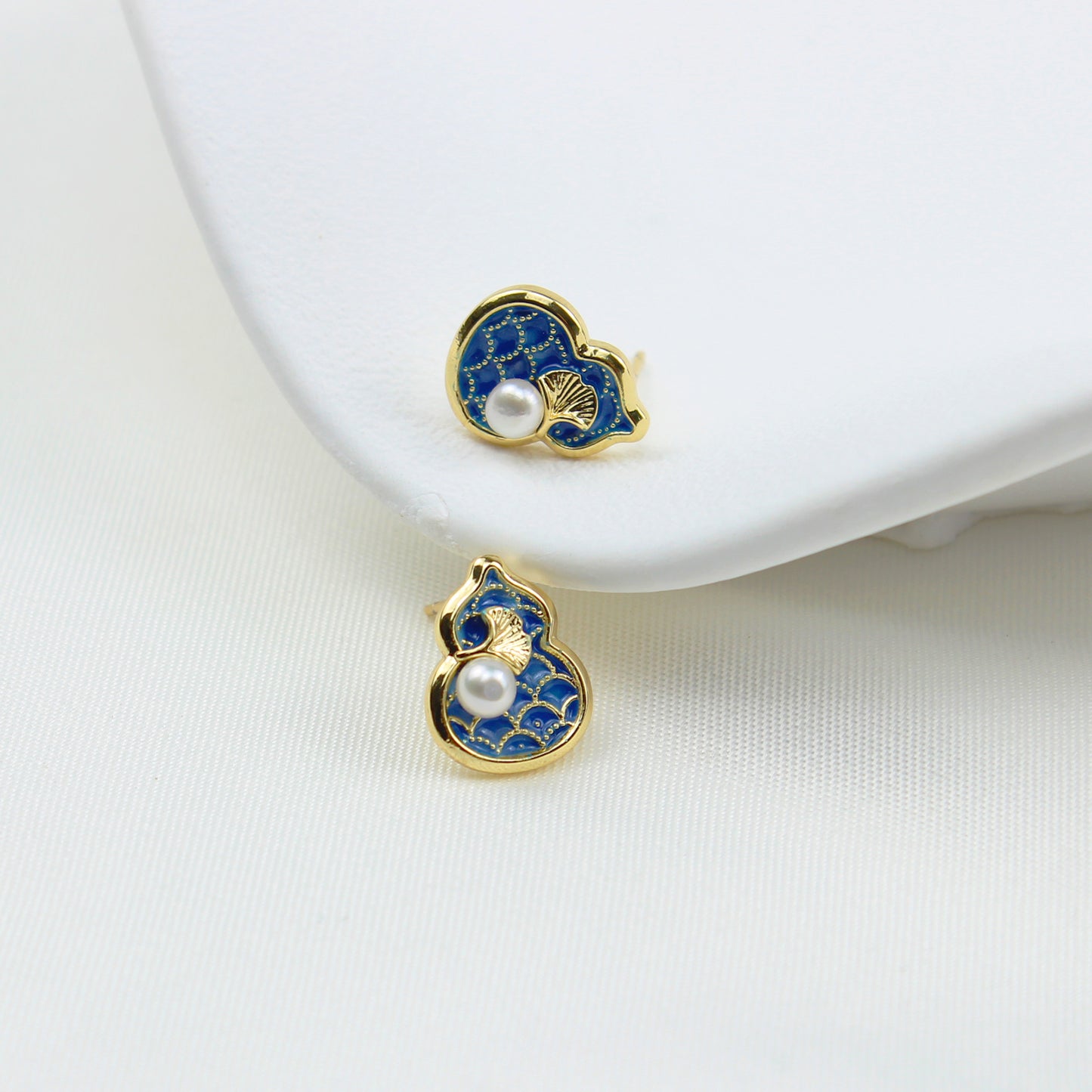 Chinesische Ohrstecker Damen – Ginkgo & Kalebasse Design mit Süßwasserperle, 925 Silber & 14K Vergoldet, Blaue Emaille, Elegante Geschenkbox