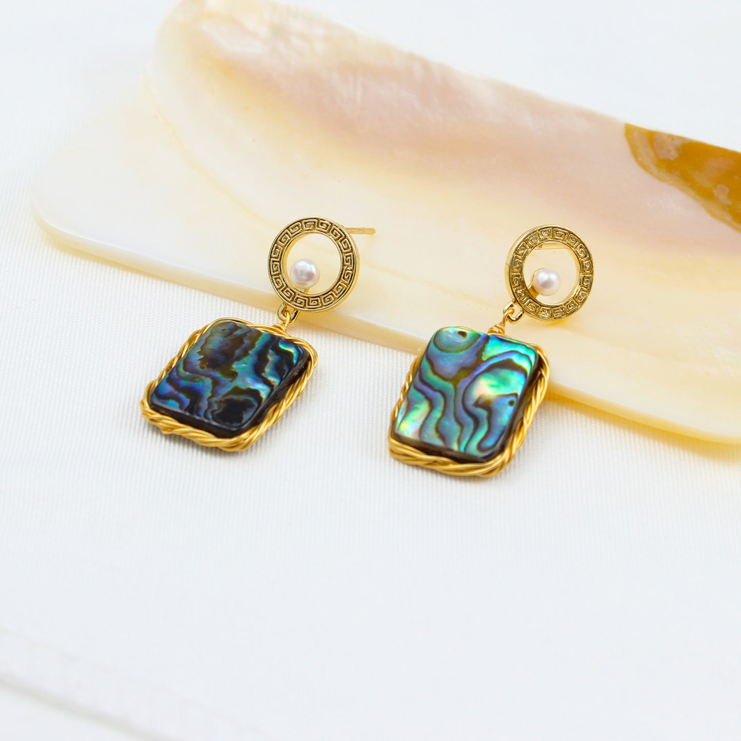 Elegante Abalone-Ohrringe mit Süßwasserperle & chinesischem Muster – 14K vergoldet, goldene Umrandung, mystischer Look für Damen