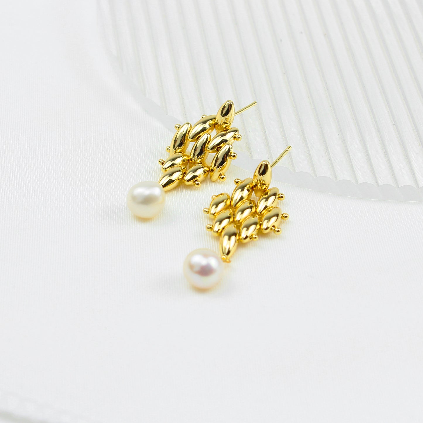 Elegante bewegliche Ohrringe mit Süßwasserperle – 14K vergoldete goldene Tropfen, 925 Silberstecker, Statement Ohrschmuck für Feste & Partys