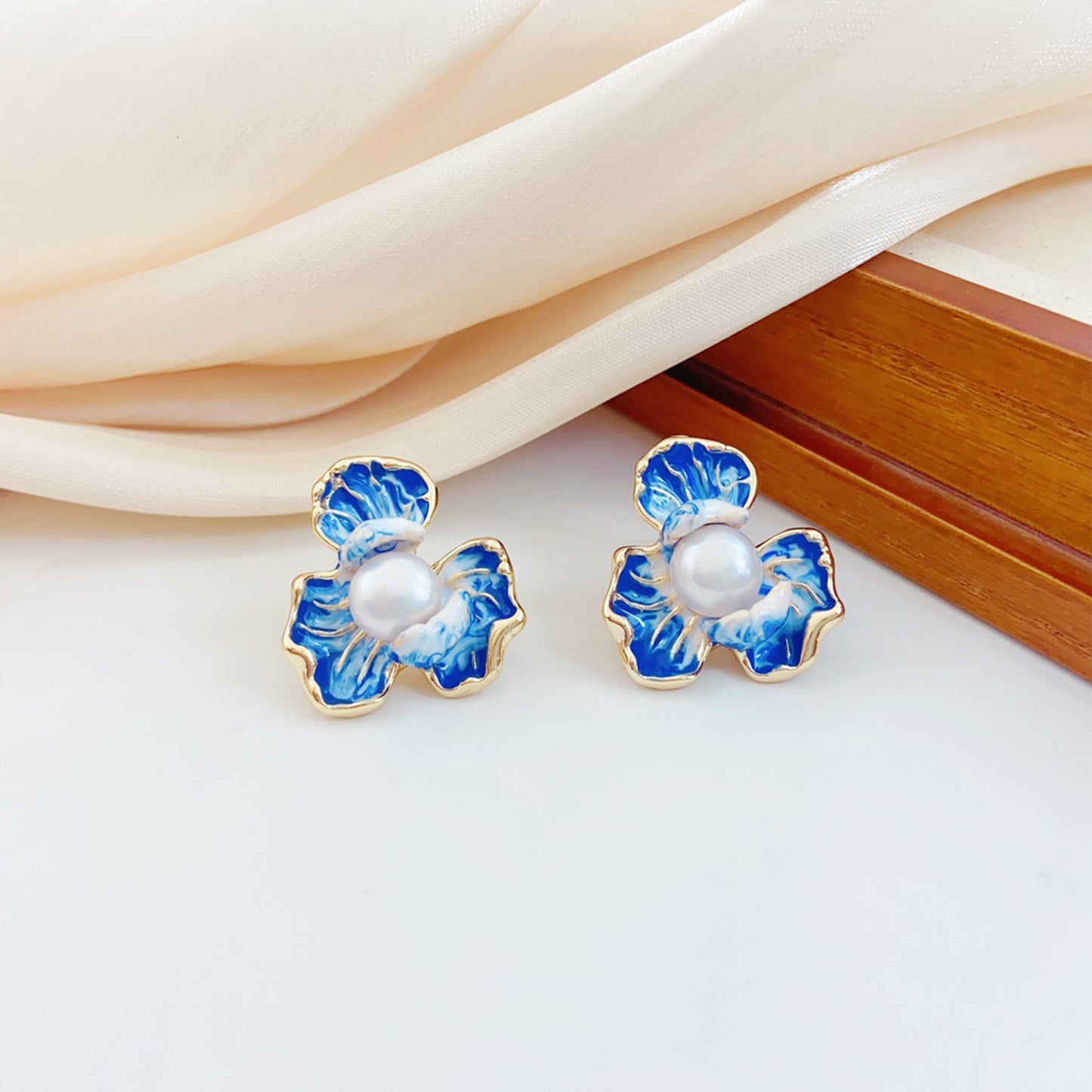 Elegante blaue Blütenblatt-Ohrringe mit Perle – 14K vergoldete Emaille Ohrstecker mit 925 Silberstift für Damen