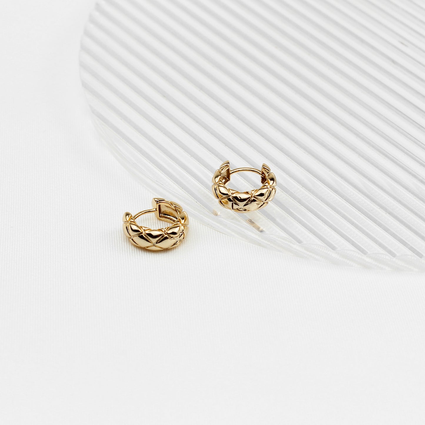 Small Gold Rhombus Hoop Earrings – 1.4 cm Geometric Design for Women, Ideal for Everyday & Special Occasions