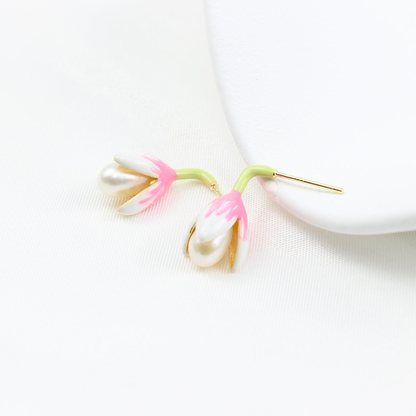Magnolien Perlen Ohrstecker – Rosa Emaille mit Süßwasserperle, 14K Vergoldet & 925 Silber, femininer Schmuck mit Geschenkbox für Damen