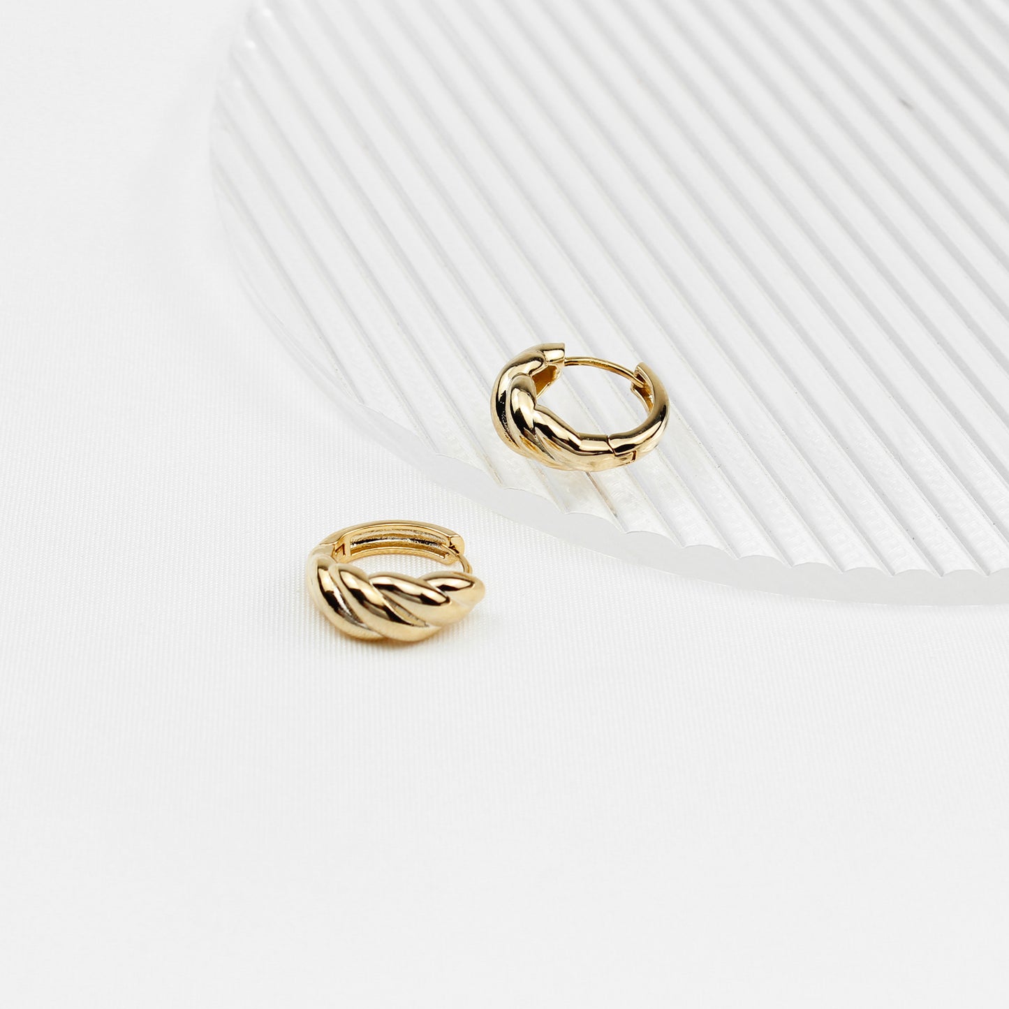 Gold Croissant-Design Stud Earrings – Large 1.8 cm, 925 Silver Stems, Simple & Elegant