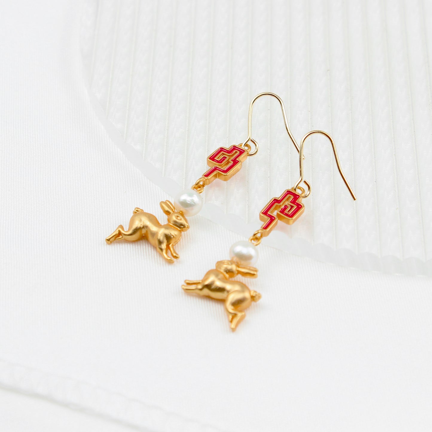 Chinesische Wolkenmuster & Sprunghase Ohrringe – 14K Vergoldet, 925 Silberstift, Perlen, Glück & Vitalität Schmuck für Damen