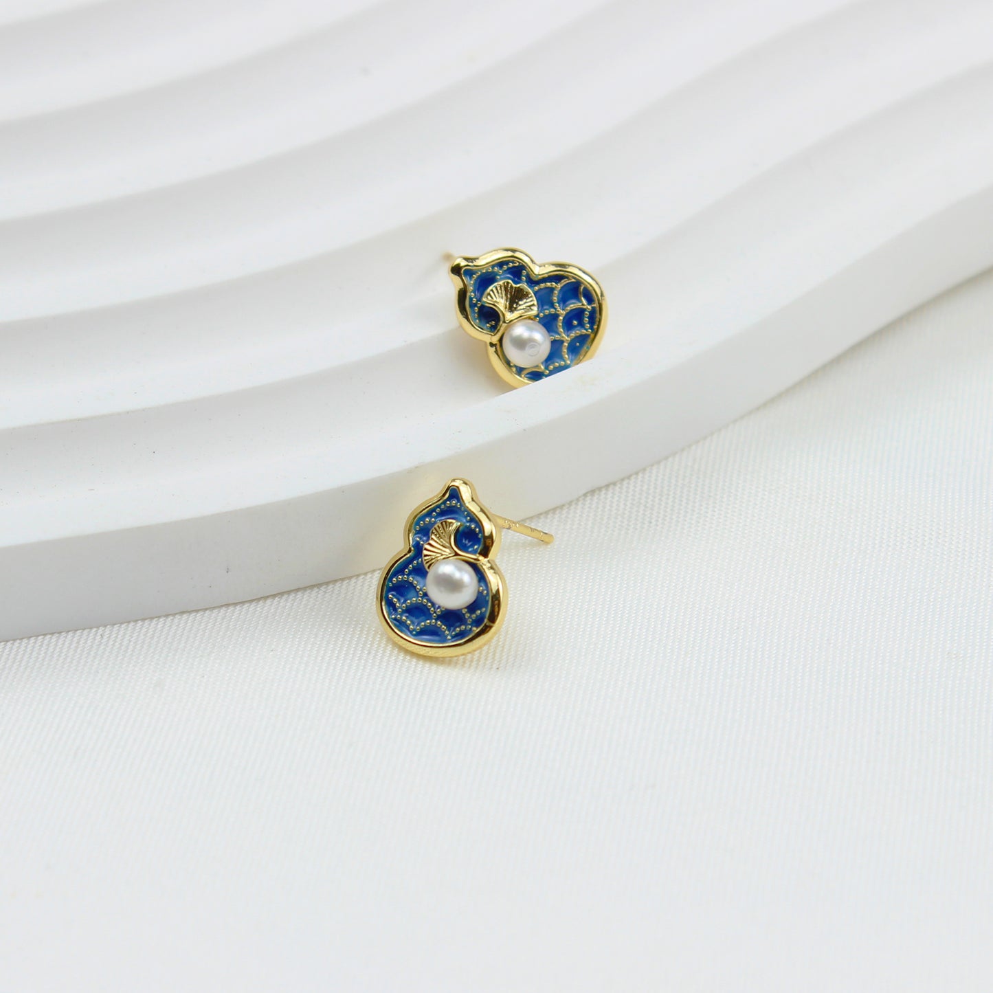 Chinesische Ohrstecker Damen – Ginkgo & Kalebasse Design mit Süßwasserperle, 925 Silber & 14K Vergoldet, Blaue Emaille, Elegante Geschenkbox