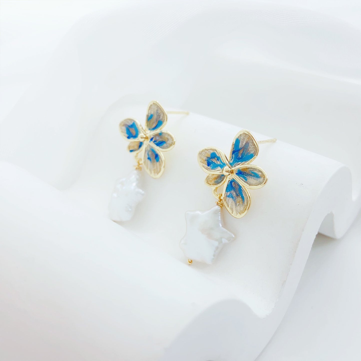 Blauer Blumenstern Perlen Ohrstecker – 14K vergoldet, Emaille & Süßwasserperle mit 925 Silberstift, eleganter hypoallergener Ohrschmuck für Damen