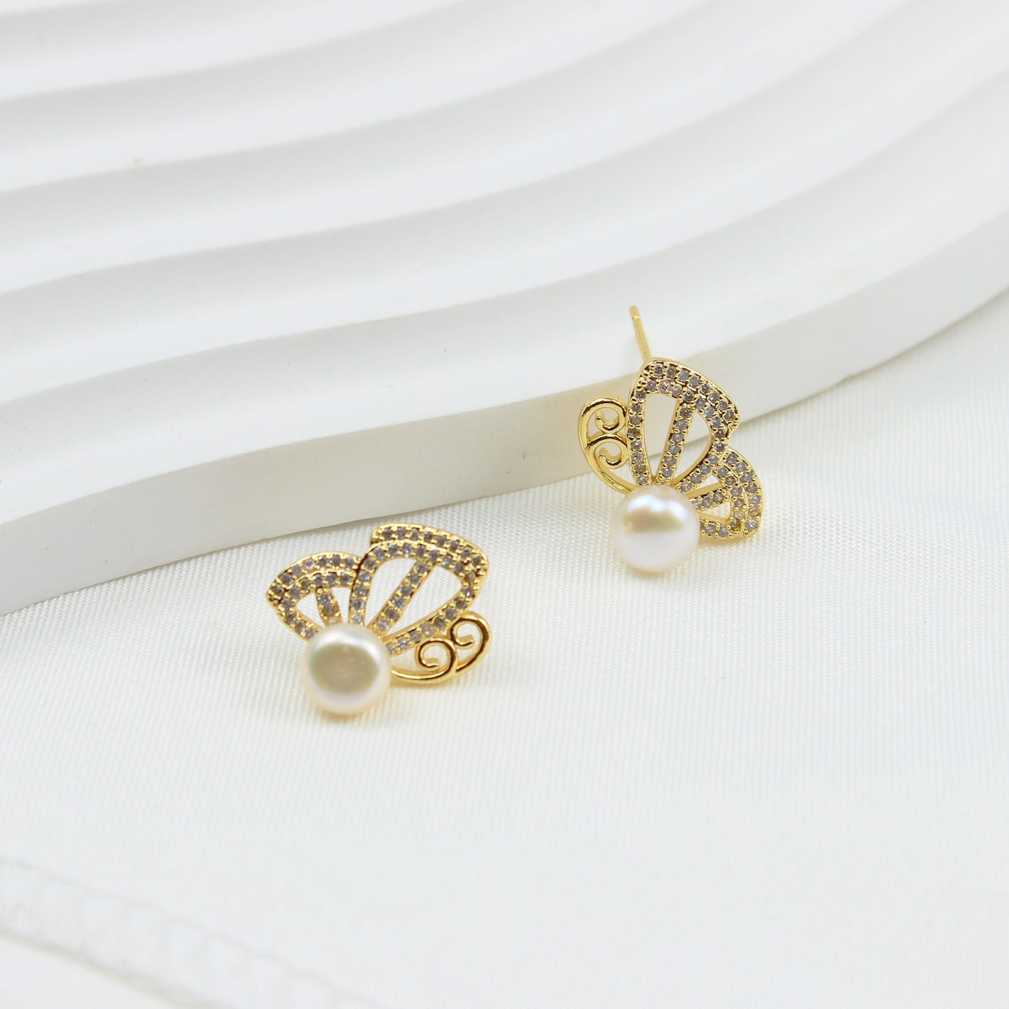 Sternenflügel Perlenohrringe – Schmetterlingsform mit Zirkonia & Süßwasserperle, 14K vergoldete Kupferlegierung, eleganter Schmuck im Sternenhimmel-Design für Frauen