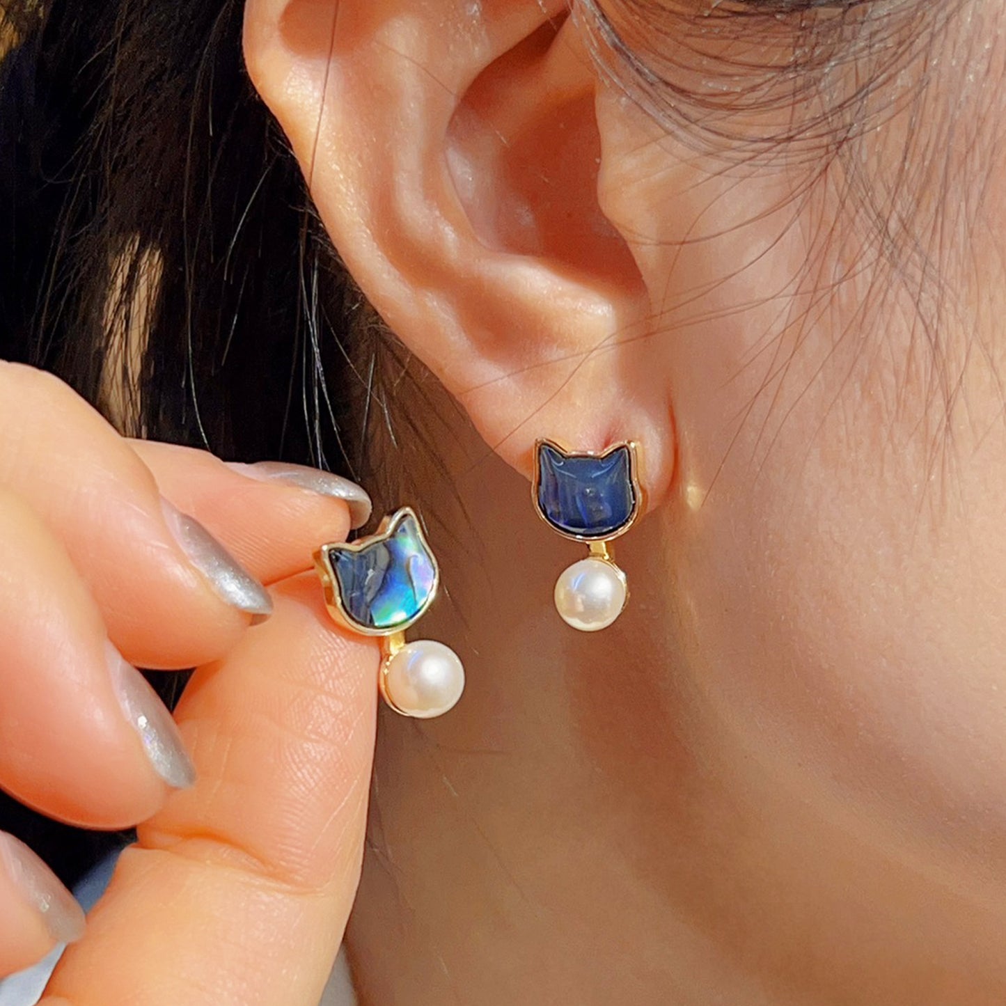 Fantasia Katze Perlen Ohrstecker – Abalone Katzenkopf mit Süßwasserperle, 14K vergoldet & 925 Silberstecker, süßes hypoallergenes Design für junge Frauen