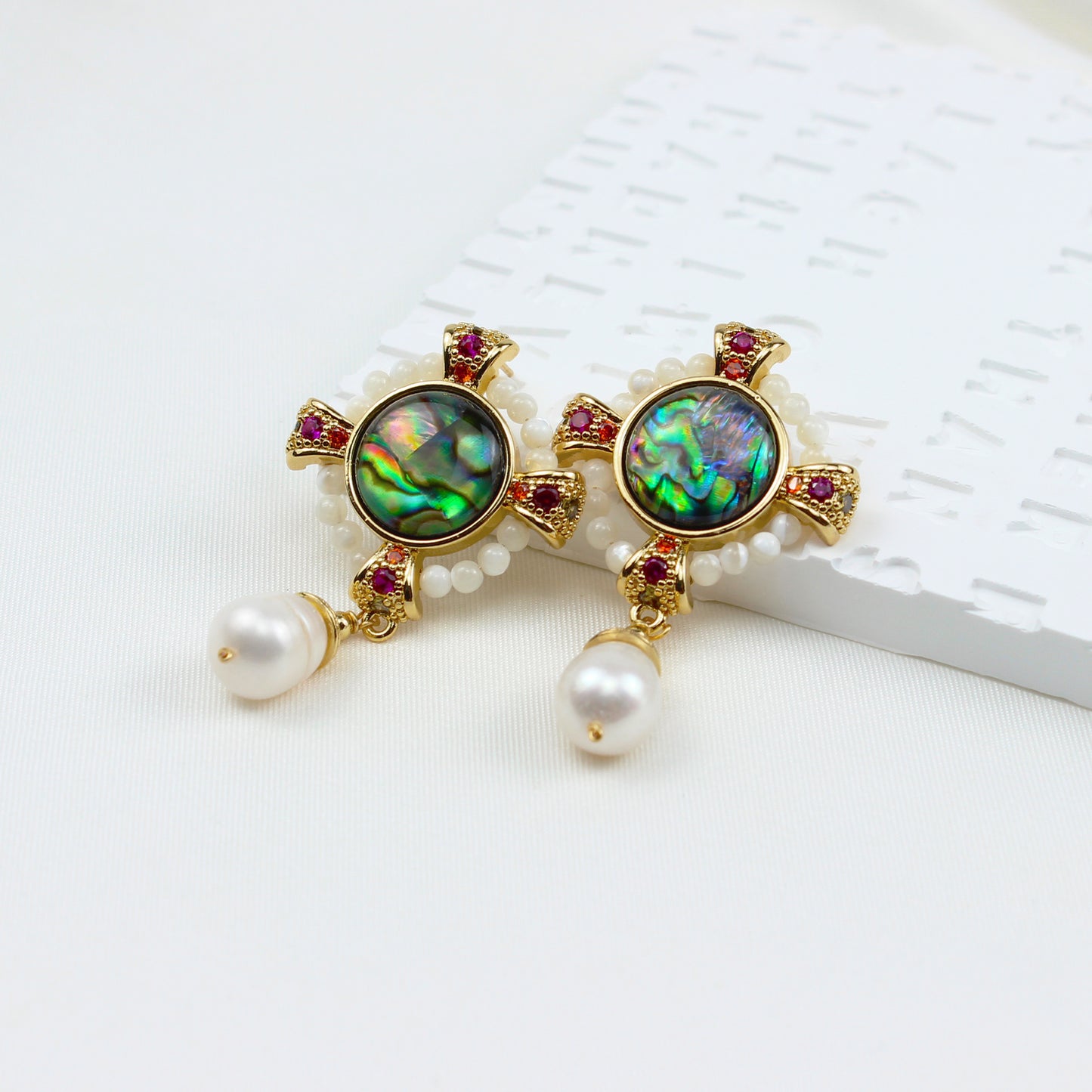 Vintage Abalone Perlenohrringe mit bunten Edelsteinen – 14K vergoldet, Extravagantes Design für Tanz & Feste