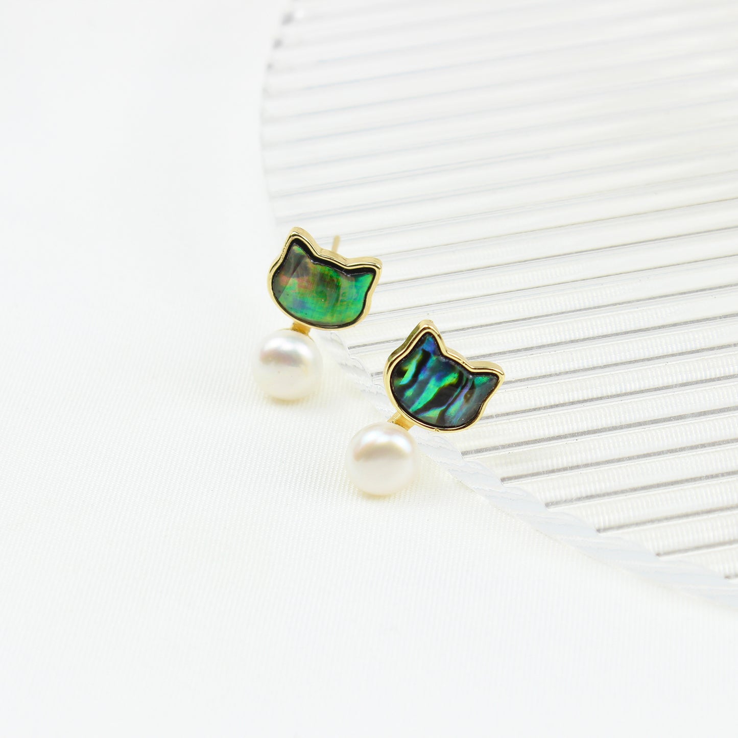 Fantasia Katze Perlen Ohrstecker – Abalone Katzenkopf mit Süßwasserperle, 14K vergoldet & 925 Silberstecker, süßes hypoallergenes Design für junge Frauen