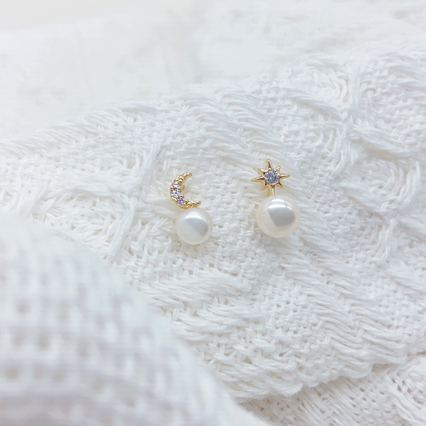 Sternenmond Perlenohrringe – Asymmetrischer Star & Moon Look für himmlische Vibes 🌙✨